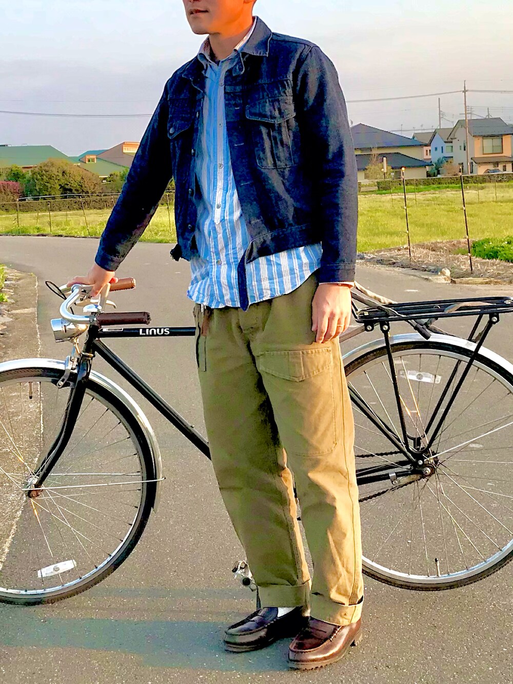 「休日スタイル、春コーデ、nigelcabourn、ローファー、自転車、夕日、イギリス軍、ブリティッシュアーミーパンツ、バトルドレスユニフォーム、デニムジャケット、ミリタリー、軍パン」｜「Nigel Cabournのアイテム（カーゴパンツ、グリーン系）」を使った、Young   さん（メンズ・175cm）の春コーディネートの1枚目の写真