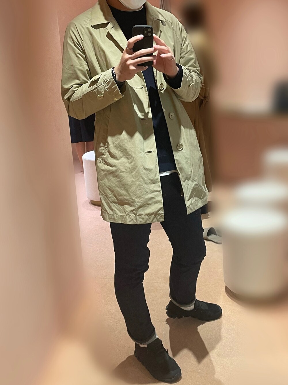 ベージュ系のジャケット/アウター、ブルー系のニット/セーター、ブラック系のデニムパンツを着用したメンズの秋コーディネートの1枚目の写真