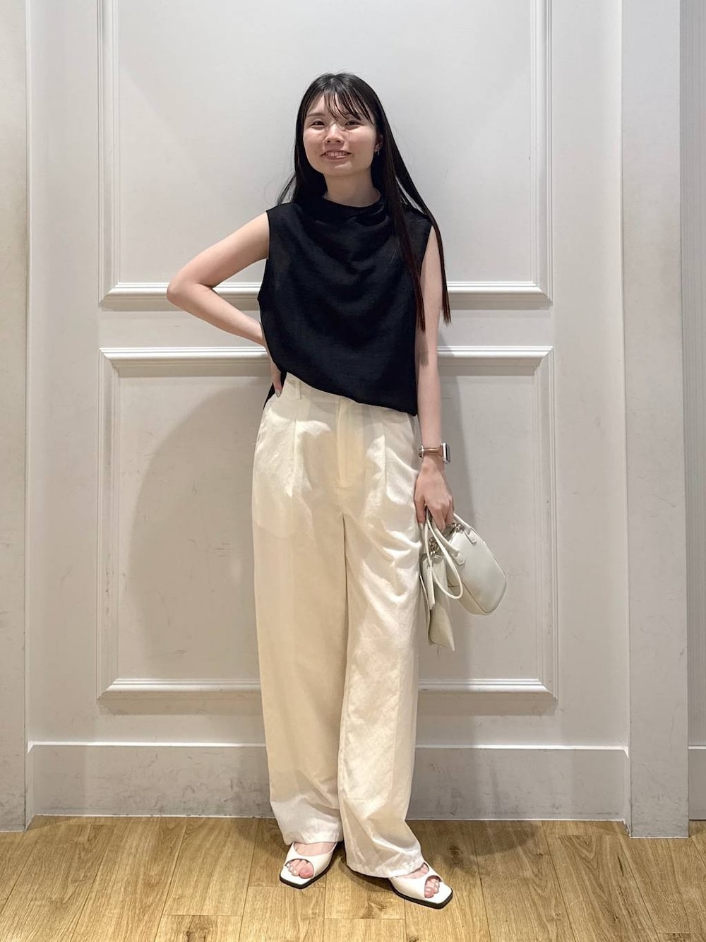 ホワイト系のパンプス、ホワイト系のその他パンツ、ホワイト系のショルダーバッグを着用したレディースの夏コーディネートの1枚目の写真
