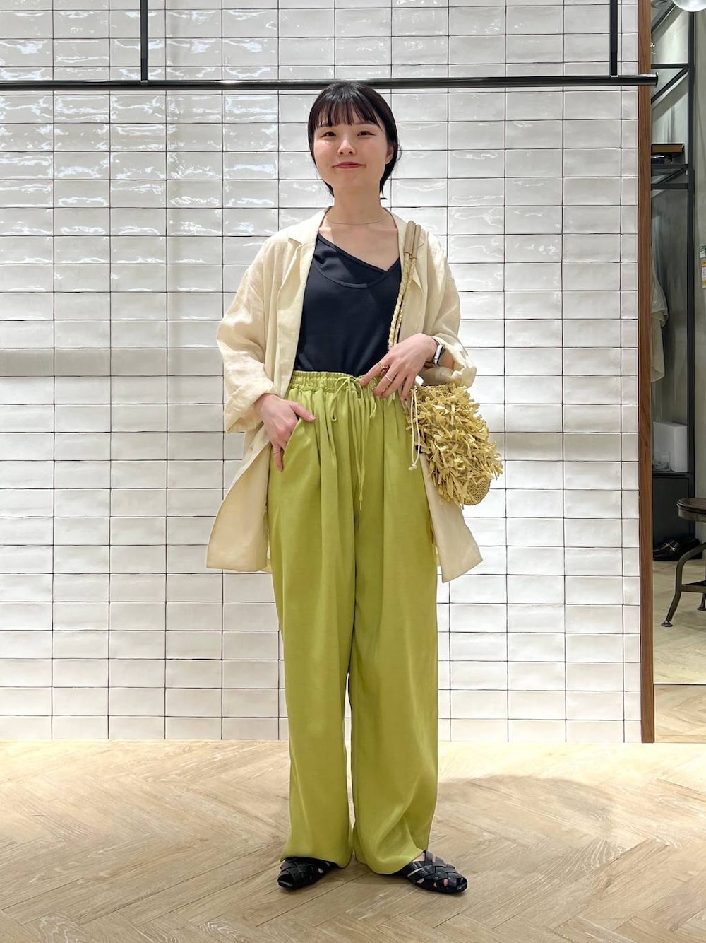 「カジュアル、フェミニン、きれいめ、SNAP_apart by lowrys、apart by lowrys」｜「A part byのペーパーフリンジバッグ（トートバッグ、ベージュ系）」を使った、ゆいぴさん（レディース・156cm）の春コーディネートの1枚目の写真