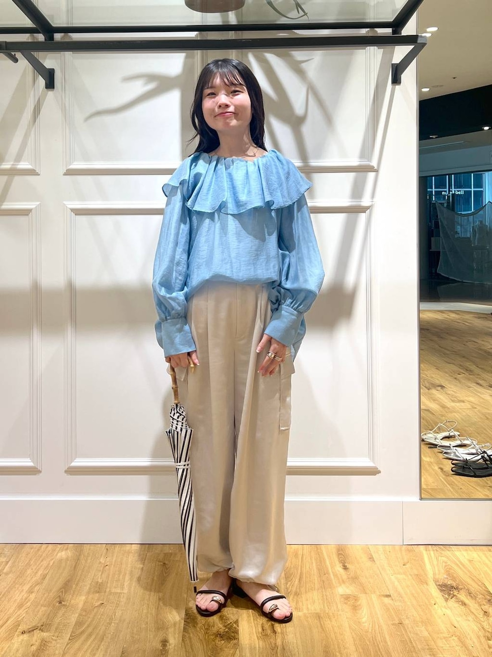 「カジュアル、フェミニン、きれいめ、SNAP_apart by lowrys、apart by lowrys」｜「A part byのサテンカーゴパンツ（カーゴパンツ、ホワイト系）」を使った、ゆいぴさん（レディース・156cm）の春コーディネートの1枚目の写真