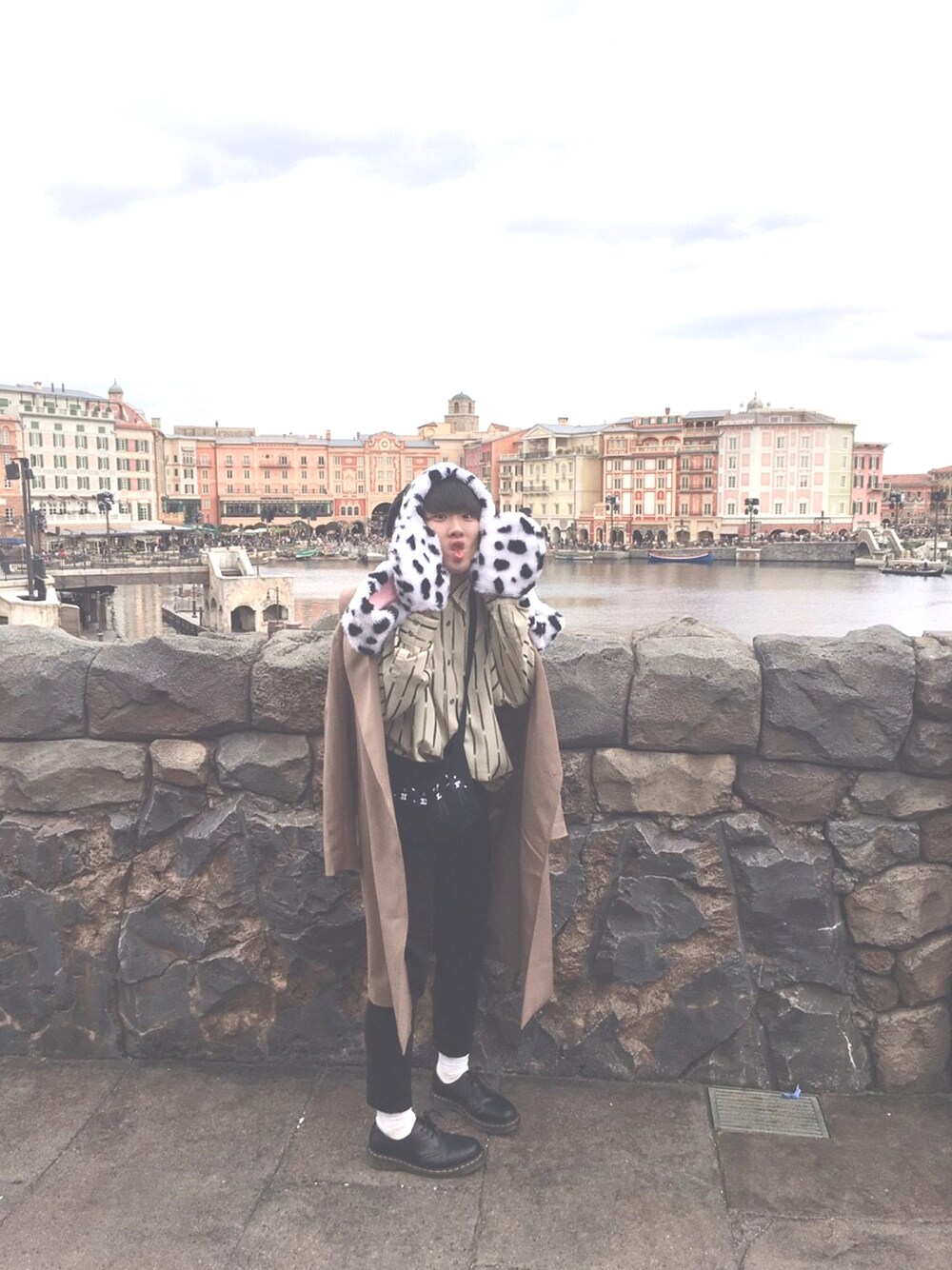 「ディズニー」｜「Dr. Martensのアイテム（ローファー、ブラック系）」を使った、TOMOさん（メンズ・176cm）の春コーディネートの1枚目の写真
