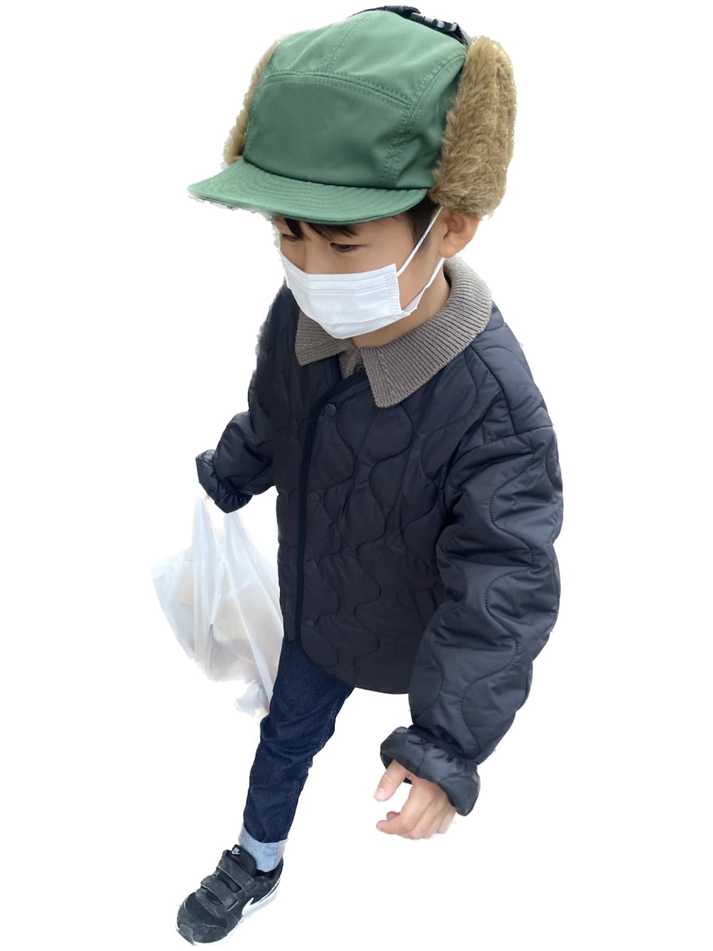 「キッズファッション、休日コーデ、小学生コーデ、小学生男子、男の子ママ、おとこのこーで、襟付きニット、襟付きトップス、フライトキャップ、シンプルコーデ、ブラックコーデ、おしゃれさんと繋がりたい、むすこーで」｜「halo commodityの【別注】＜halo commodity＞EX Hares CAP 帽子（キャップ、グリーン系）」を使った、yu_kun821さん（キッズ・120cm）の冬コーディネートの1枚目の写真