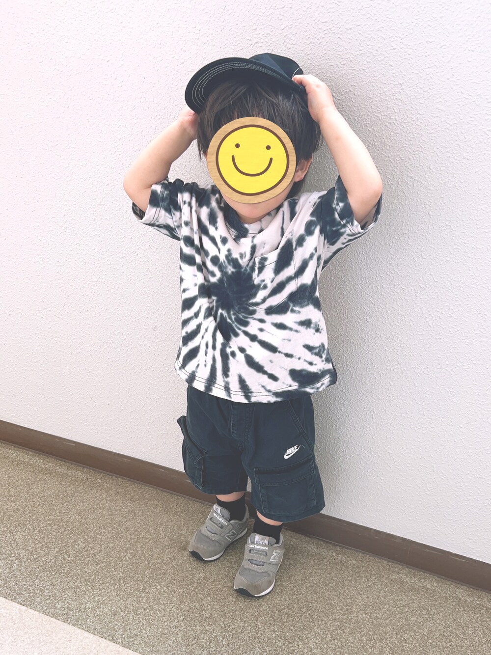 「ペアマノンストリート、NIKE、男の子コーデ」｜「PAIRMANON STREETの【PAIRMANON STREET】【プレミアムコットン100】ユニセックスタイダイ染めポケット付き半袖 Tシャツ（Tシャツ/カットソー、ブラック系）」を使った、Hareさん（キッズ・80cm）の夏コーディネートの1枚目の写真
