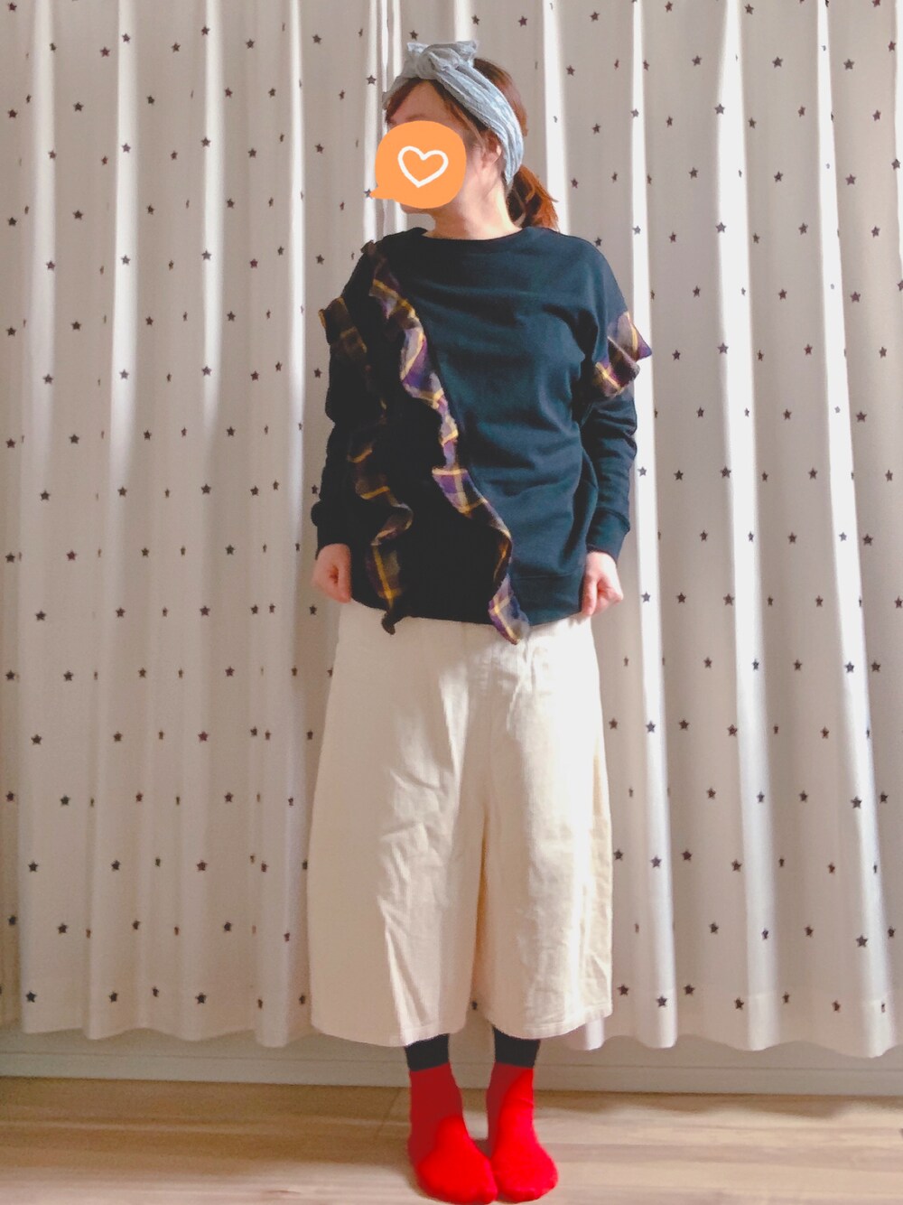 「チョコ色に染まれ、カジュアルコーデ、大人女子、シンプル、淡色コーデ、お洒落さんとつながりたい、低身長、バレンタイン、モノトーン、フリル、ワイドパンツ、ヘアバンド、赤い靴下、コーデュロイパンツ」｜「FRAPBOISのフリチェック（スウェット、ブラック系）」を使った、まっきぃ〜さん（レディース・156cm）の冬コーディネートの1枚目の写真