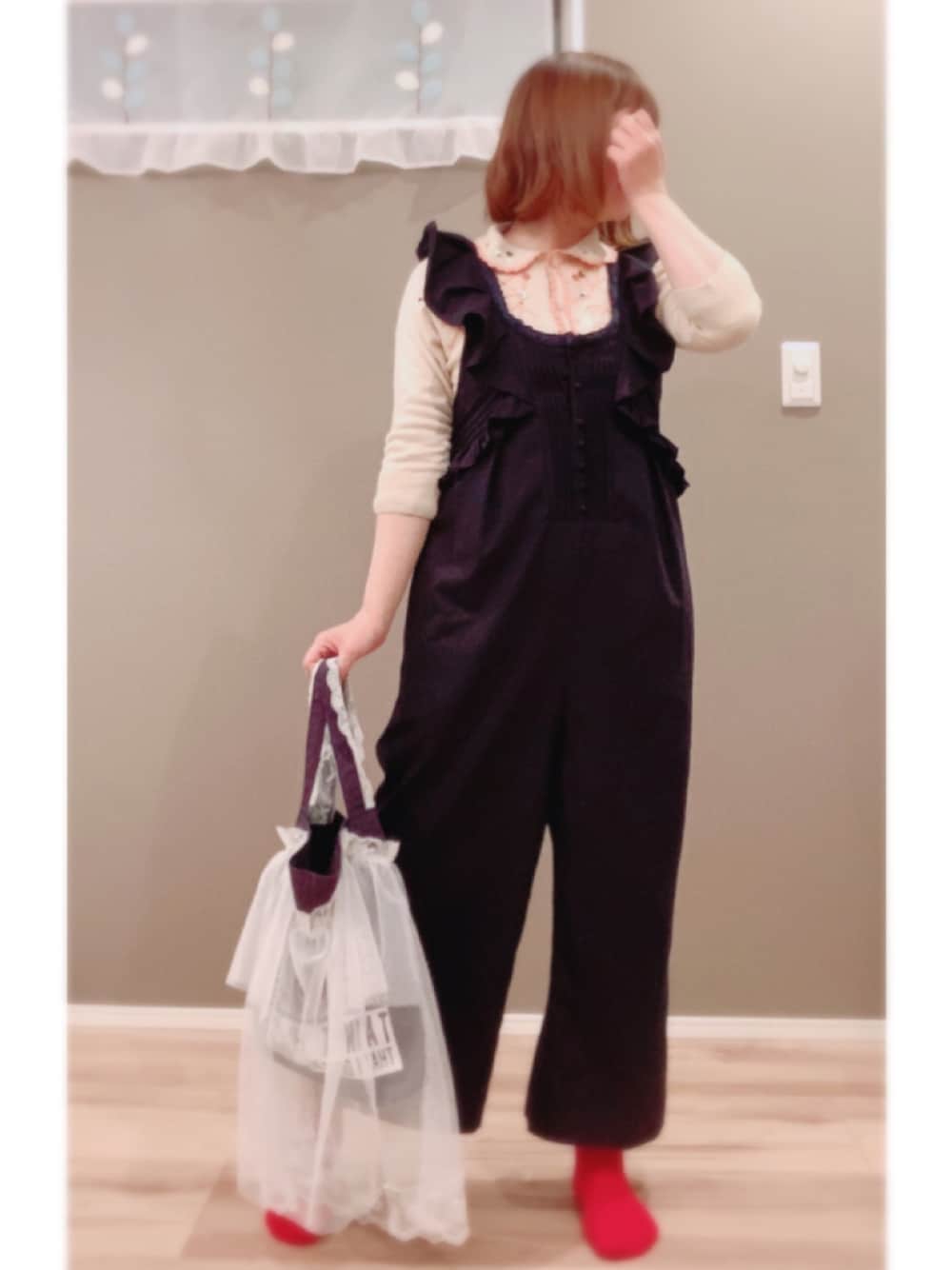 「シンプルコーデ、おしゃれさんと繋がりたい、着回しコーデ、休日スタイル、大人コーデ、トートバッグ、サロペット、セーター、赤い靴下、いいね、save、フォローお願いします🤑、オトナカジュアル、私の推しブランド」｜「Candy StripperのLINGERIE トートバック（トートバッグ、ブラック系）」を使った、まっきぃ〜さん（レディース・156cm）の冬コーディネートの1枚目の写真