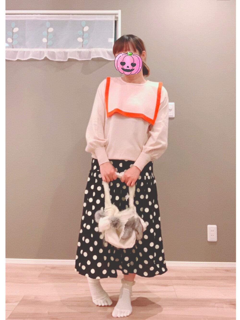 「プチプラ、メルロー、秋のコーデ、WEARハロウィン2022、お洒落さんとつながりたい、セーラーカラー、セーター、ドット、ファー小物、ママコーデ、楽チンコーデ、お出かけコーデ」｜「MERLOTのカシミアタッチスクエアラインニット（ニット/セーター、ベージュ系）」を使った、まっきぃ〜さん（レディース・156cm）の秋コーディネートの1枚目の写真