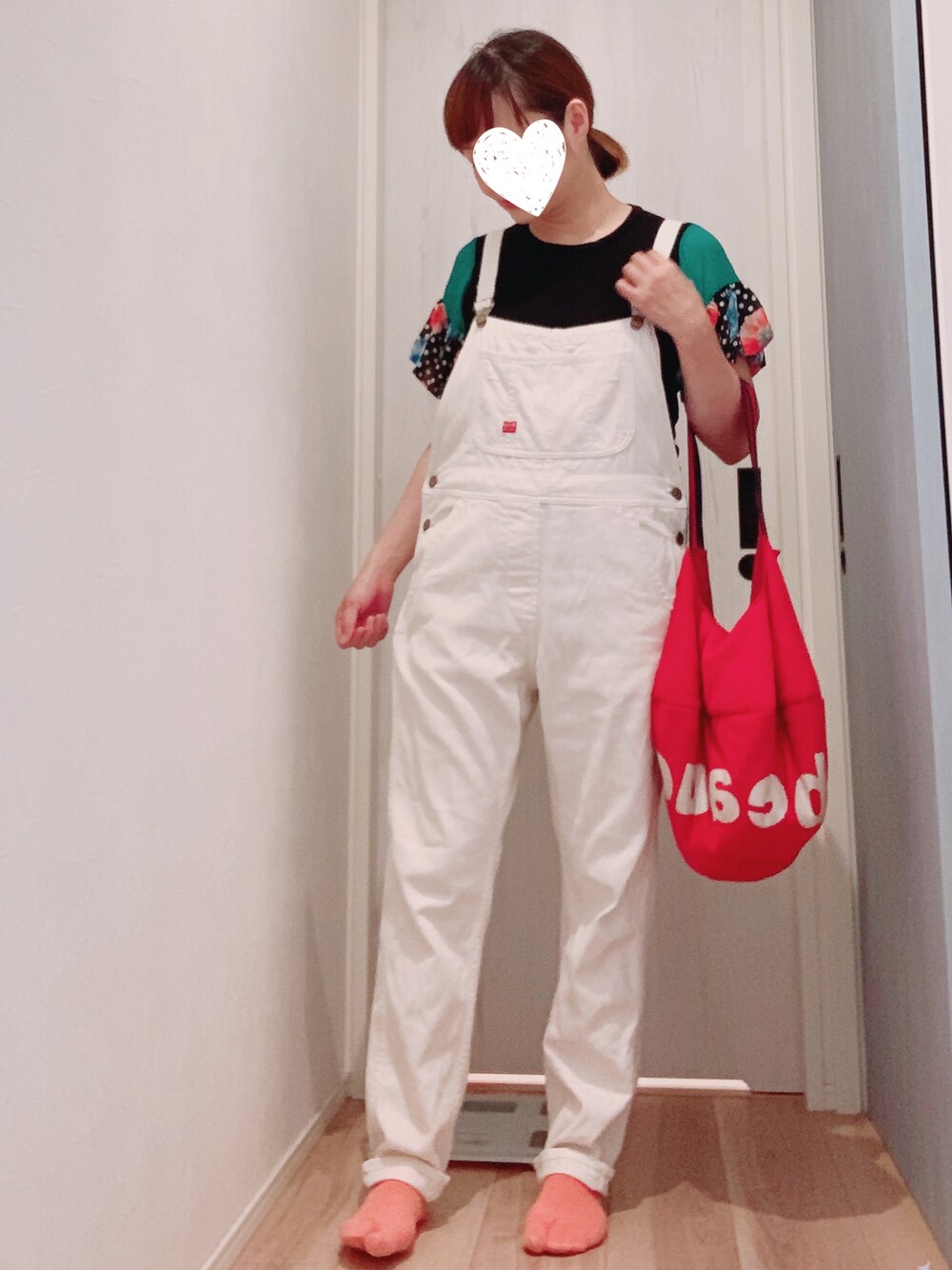「カジュアルコーデ、ゆるコーデ、シンプルコーデ、大人女子、おしゃれさんと繋がりたい、ボリューム袖、差し色、パンツコーデ、オーバーオール、ピンク、スニーカーコーデ、NIKE、エアリフト、ママコーデ」｜「mercibeaucoup,のＳ：マルソーＢＡＧ（トートバッグ、レッド系）」を使った、まっきぃ〜さん（レディース・156cm）の秋コーディネートの1枚目の写真