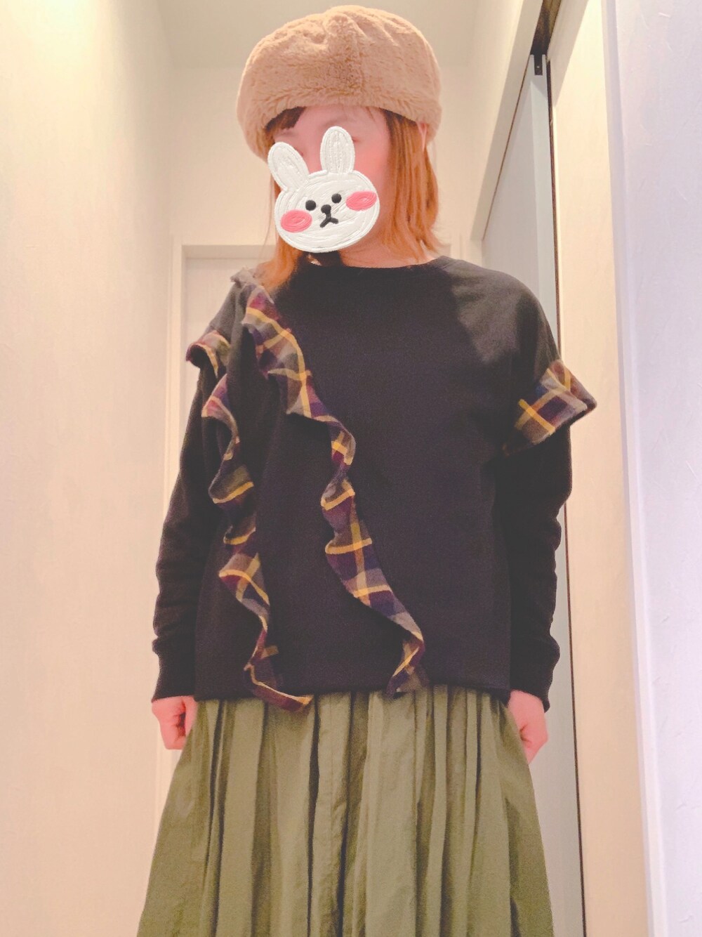 「大人女子、シンプルコーデ、カジュアルコーデ、大人ガーリー、ワンピース、グリーン、ロングワンピース、ベレー帽、いいね、save、フォローお願いします🤑、ファー小物、ママコーデ、フリル、カーキ」｜「FRAPBOISのフリチェック（スウェット、ブラック系）」を使った、まっきぃ〜さん（レディース・156cm）の春コーディネートの1枚目の写真