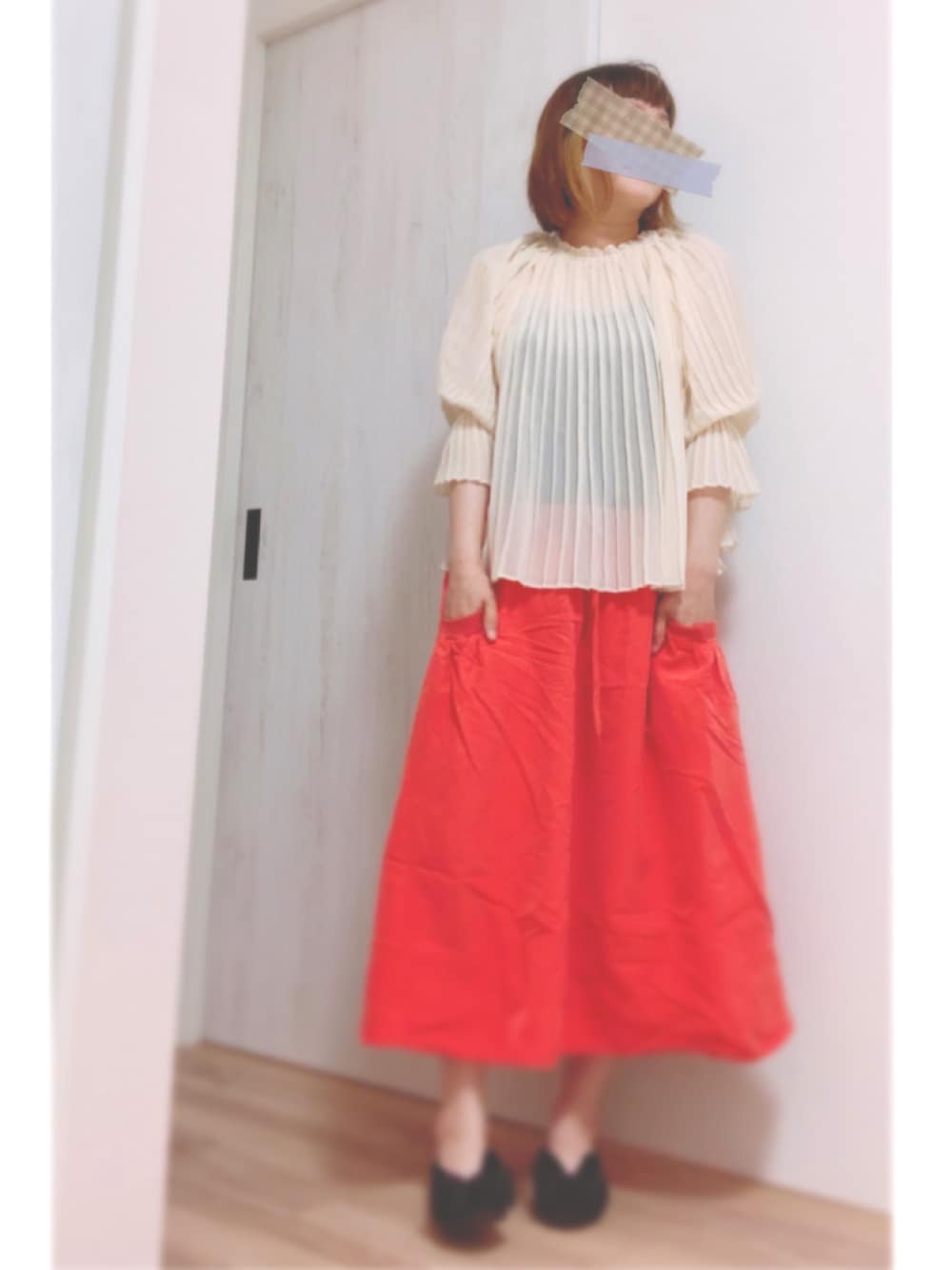 「休日スタイル、大人カジュアル、カジュアルコーデ、おしゃれさんと繋がりたい、カラーコーデ、キレイめ、パンプス、シフォン、オトナ女子、ママコーデ、オレンジ」｜「mercibeaucoup,のＢ：イロトロミ（スカート、レッド系）」を使った、まっきぃ〜さん（レディース・156cm）の春コーディネートの1枚目の写真