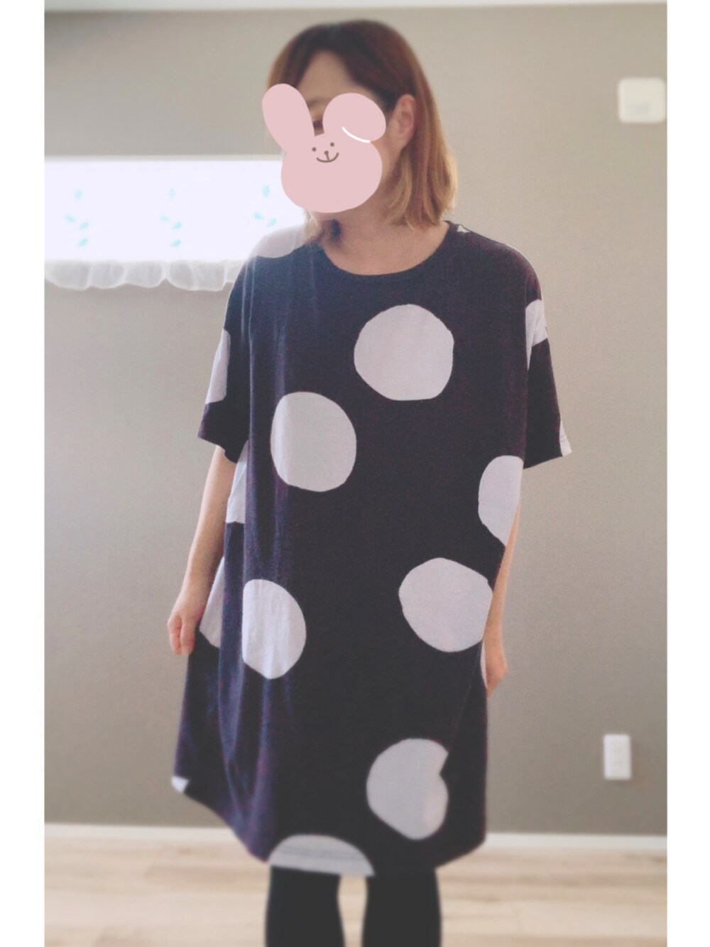 「大人カジュアル、シンプルコーデ、オトナ女子、カジュアルコーデ、Tシャツワンピ、低身長コーデ、ママコーデ、ドット、着圧レギンス、ビュルデサボン」｜「bulle de savonの◆◎天竺 みずたまりドットプリント　ぶかTシャツ（ワンピース、ブルー系）」を使った、まっきぃ〜さん（レディース・156cm）の秋コーディネートの1枚目の写真