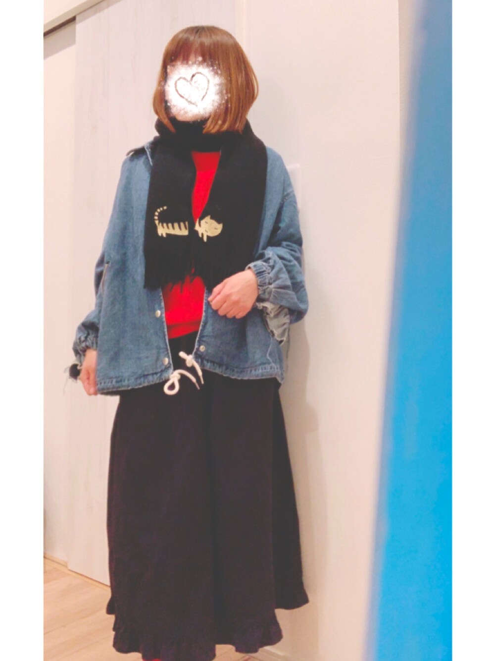 「休日スタイル、カジュアルコーデ、オトナ女子、ラクチンコーデ、オトナカジュアル、ボリューム袖、私の推しブランド、デニムコーデ、いいね、save、フォローお願いします🤑、ワイドパンツ、ブルー、赤いニット、セーター、マフラー」｜「RNAのJ1943 フリルデザインコーチジャケット（ブルゾン、ブルー系）」を使った、まっきぃ〜さん（レディース・156cm）の冬コーディネートの1枚目の写真
