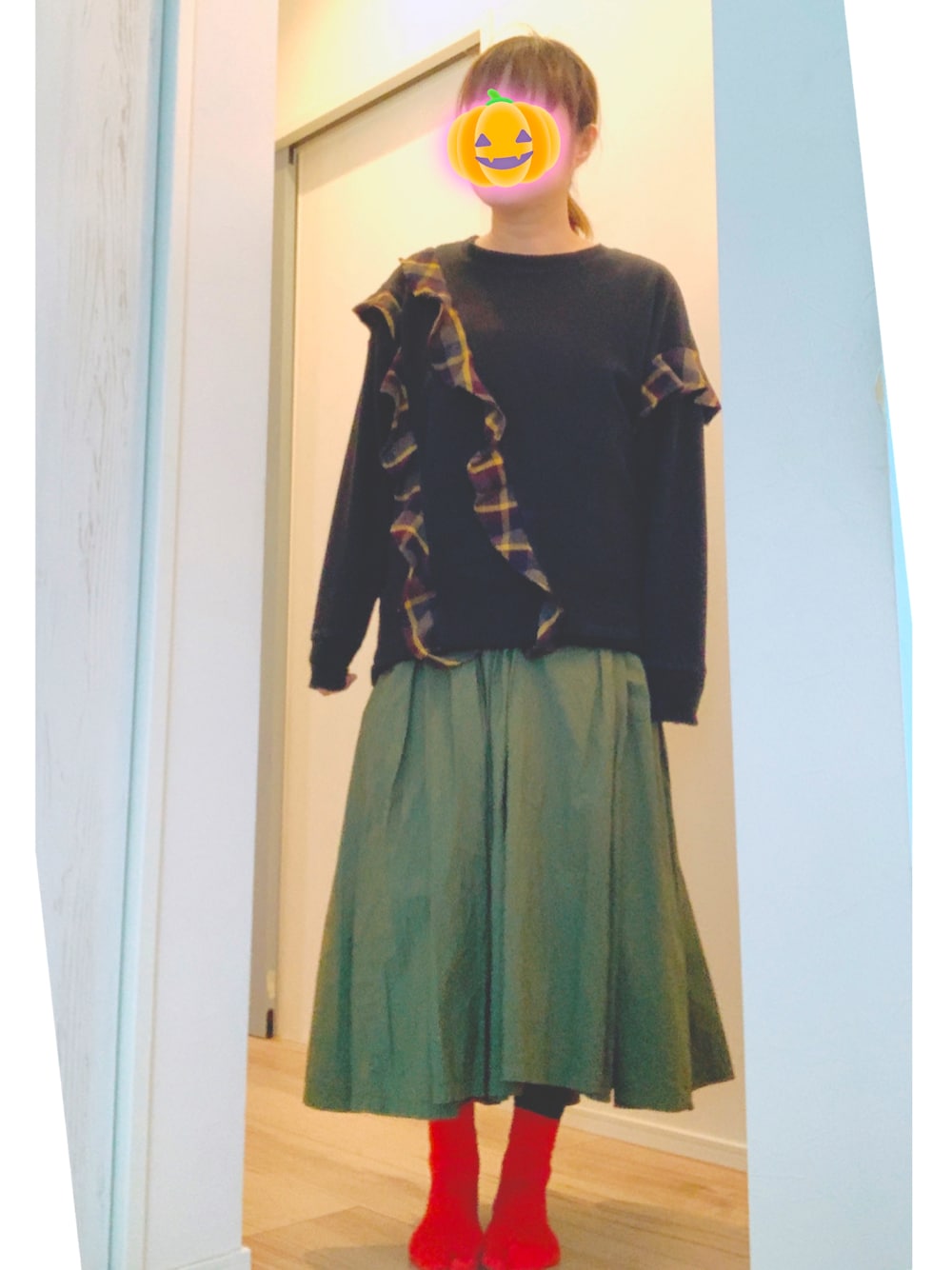 「WEARハロウィン2022、秋コーデ、休日スタイル、カジュアル、ゆるコーデ、おしゃれさんと繋がりたい、秋色コーデ、スカート、オトナ女子、ワンピース、ハロウィンコーデ、大人ガーリー、ママコーデ、トレーナー」｜「FRAPBOISのフリチェック（スウェット、ブラック系）」を使った、まっきぃ〜さん（レディース・156cm）の秋コーディネートの1枚目の写真