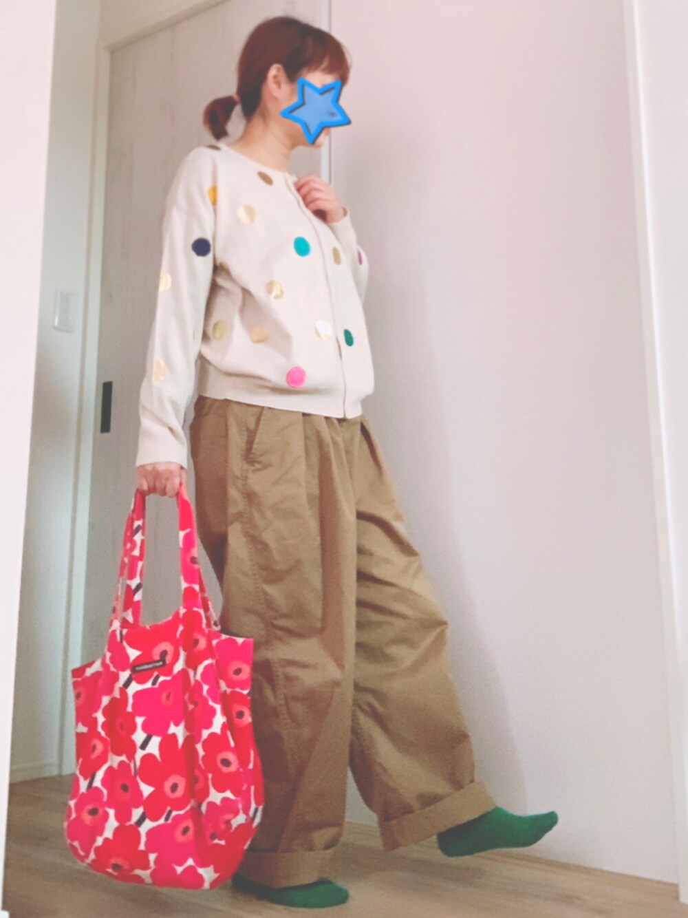 「カジュアルコーデ、ゆるコーデ、パンツスタイル、オーバーサイズ、私の推しブランド、カラフル、ドット、着回しコーデ、メンズライク、ワイドパンツ、いいね、save、フォローお願いします🤑、オトナカジュアル、マリメッコ、カーディガン」｜「RNA-NのR3686 ボリュームワイドワークパンツ（パンツ、ベージュ系）」を使った、まっきぃ〜さん（レディース・156cm）の冬コーディネートの1枚目の写真