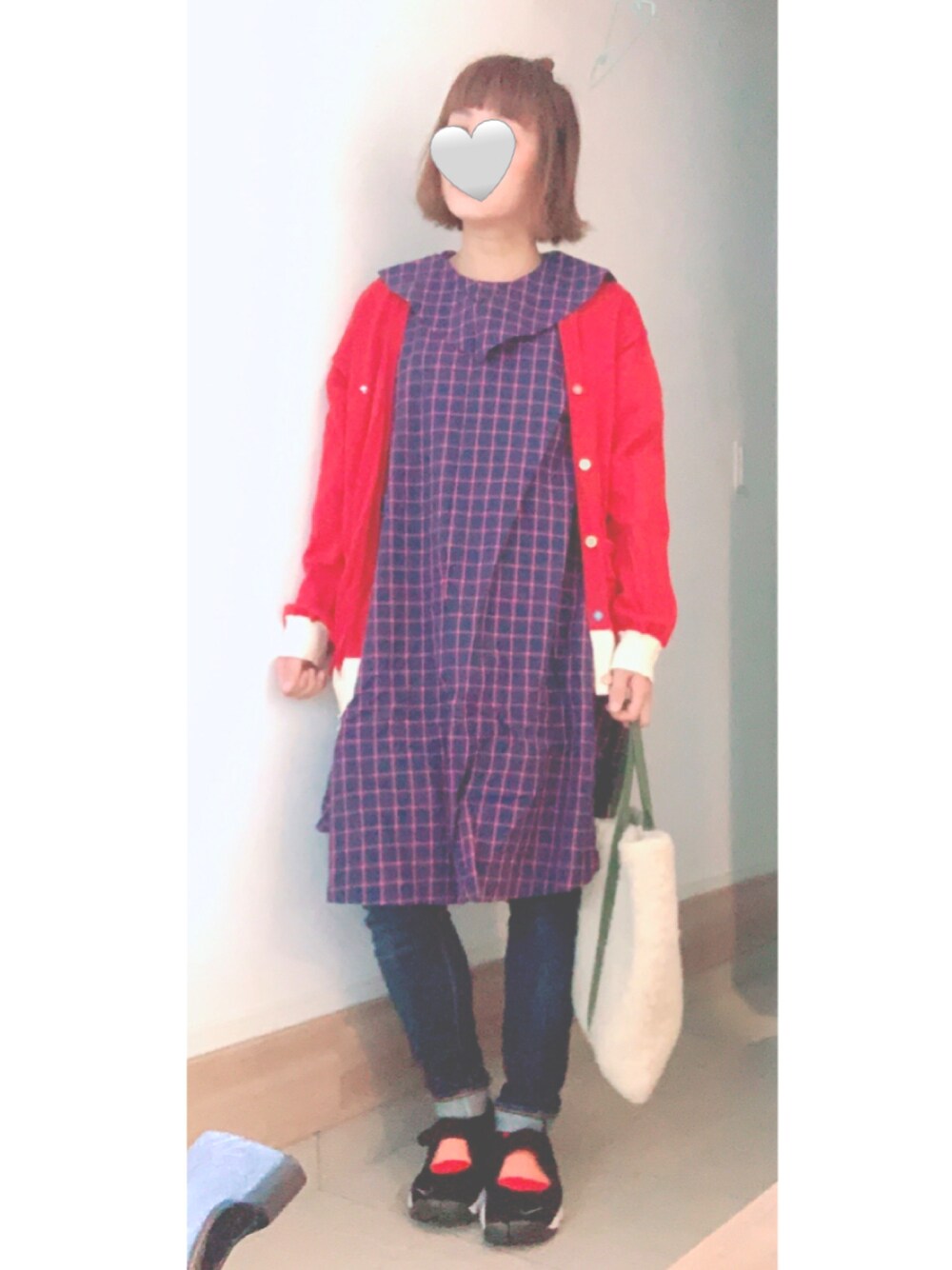「シンプルコーデ、休日コーデ、カジュアルコーデ、オトナカワイイ、ゆったりコーデ、オトナカジュアル、大人女子、ワンピース、スニーカー、Nikeエアリフト、デニムパンツ、ボア、5本指靴下」｜「NIKEのナイキ エア リフト ブリーズ ウィメンズシューズ / Nike Air Rift Breathe Women's Shoes 848386-001 Black（スニーカー、ブラック系）」を使った、まっきぃ〜さん（レディース・156cm）の秋コーディネートの1枚目の写真