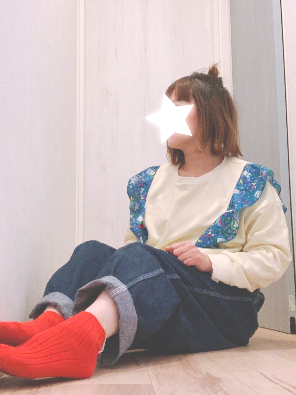 「お洒落さんとつながりたい、パンツコーデ、カジュアル、大人ガーリー、デニムパンツ、ブルー、パンツ、休日スタイル、フリル、いいね、save、フォローお願いします🤑、ハーフアップ、トレーナー」｜「FRAPBOISのmizuumi カットソー（マスク付き）（Tシャツ/カットソー、ホワイト系）」を使った、まっきぃ〜さん（レディース・156cm）の冬コーディネートの1枚目の写真