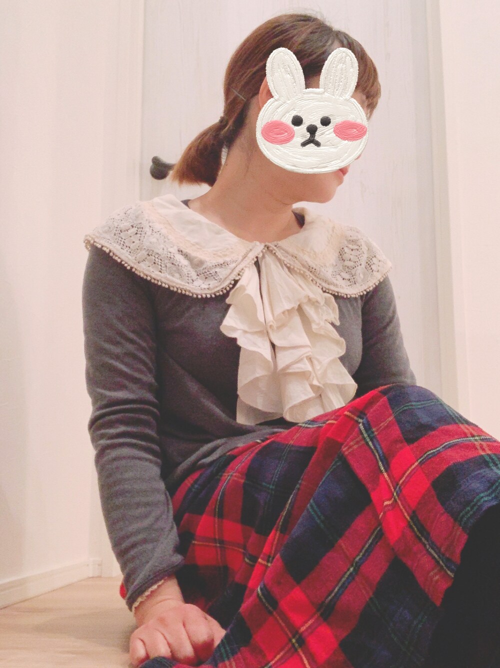 「秋冬コーデ、オトナ女子、大人カジュアル、パンツスタイル、チェック、チェックパンツ、襟付きトップス、フリル、つけ襟、いいね、save、フォローお願いします🤑」｜「FRAPBOISのネルコットン（その他パンツ、レッド系）」を使った、まっきぃ〜さん（レディース・156cm）の冬コーディネートの1枚目の写真