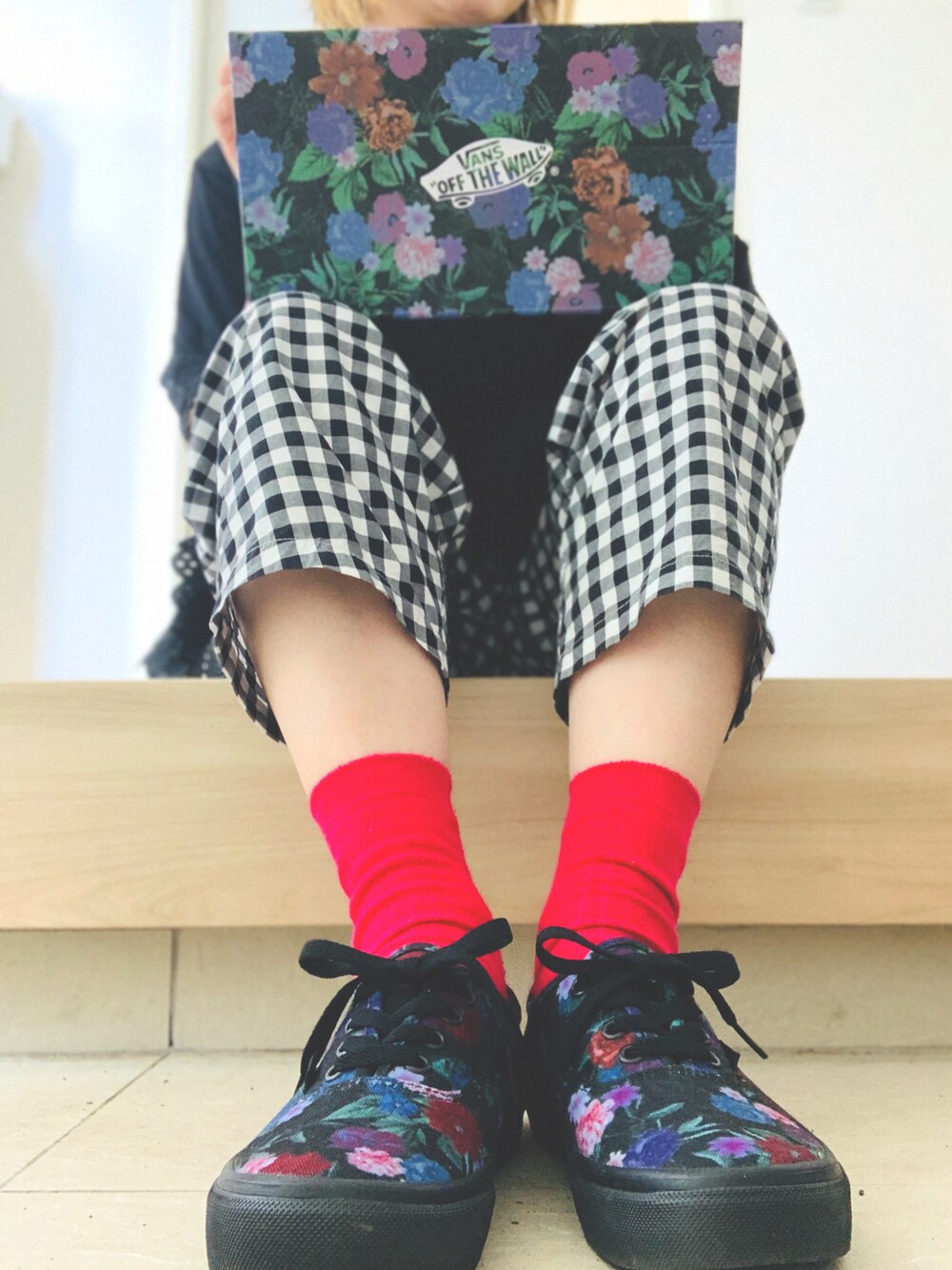 「オトナ女子、休日スタイル、パンツコーデ、ゆるコーデ、カジュアルコーデ、スニーカー、VANS、BEAMS BOY、低身長コーデ、ママコーデ、ギンガムチェック、差し色、花柄、スニーカー×靴下」｜「BEAMS BOYのVANS × BEAMS BOY / 別注 フラワー Authentic（スニーカー、ブラック系）」を使った、まっきぃ〜さん（レディース・156cm）の夏コーディネートの1枚目の写真