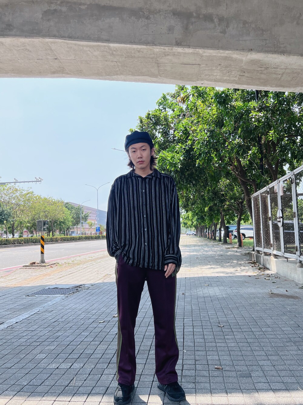 「ootd、日系極簡、New Balance、NEEDLES、racal、貝雷帽、aie」｜「Needlesのアイテム（チノパンツ、パープル系）」を使った、Réneeさん（メンズ・177cm）の春コーディネートの1枚目の写真