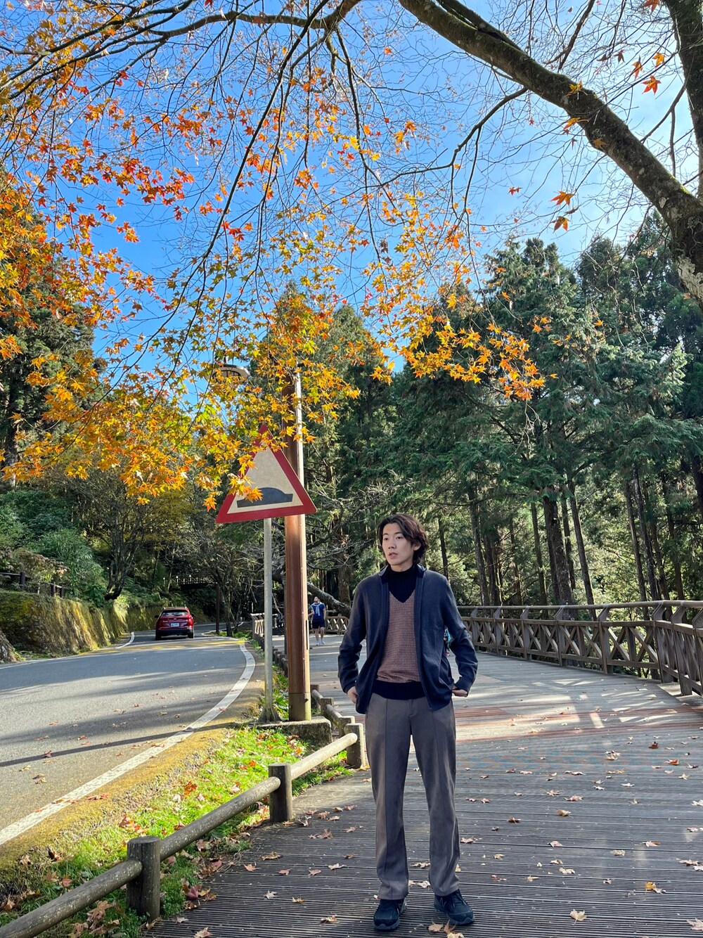 「紅葉狩り、winter、BROOKS BROTHERS」｜「BROOKS BROTHERSのアイテム（ベスト、ブラウン系）」を使った、Réneeさん（メンズ・178cm）の冬コーディネートの1枚目の写真