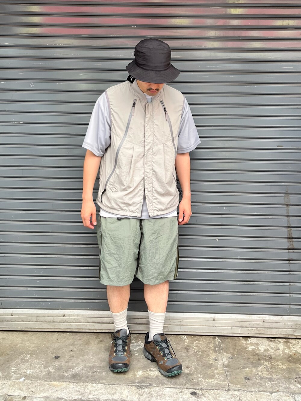 グレー系のベスト、グレー系のその他パンツ、グレー系のTシャツ/カットソーを着用したメンズの夏コーディネートの1枚目の写真