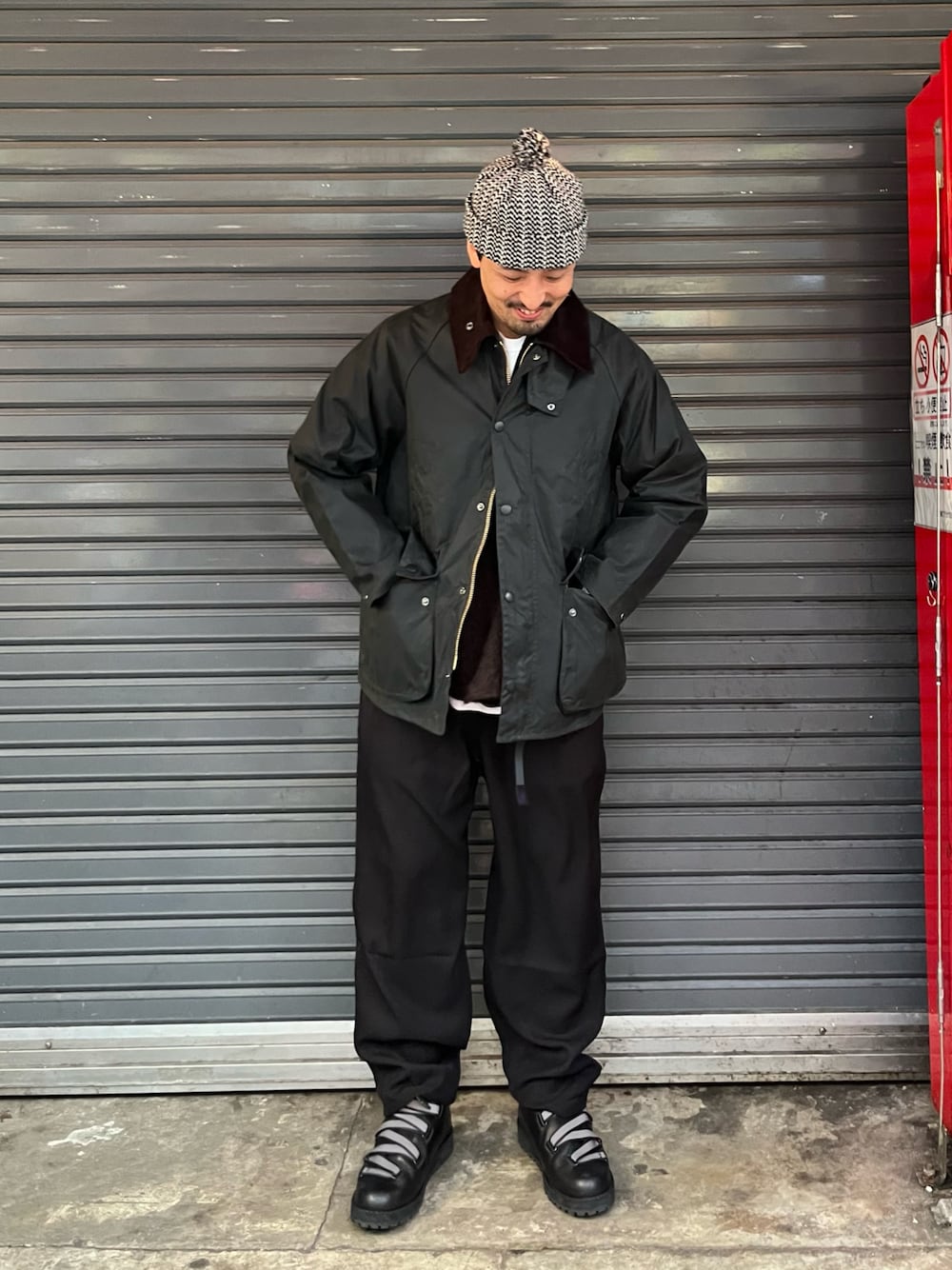 「最近のいい感じコーデ、クリスマスに着たい服、秋冬コーデ、秋コーデ、冬コーデ、オトナカジュアル、バブアー、ブルゾン、ジャケットスタイル、大人カジュアル、スラックスパンツ、ウールパンツ、アメトラ、BEAVER」｜「GramicciのGRAMICCI×BEAVER/グラミチ×ビーバー　別注 WOOL LIKE SLACKS  ウールライクスラックス（スラックス、グレー系）」を使った、Funachangさん（メンズ・177cm）の冬コーディネートの1枚目の写真