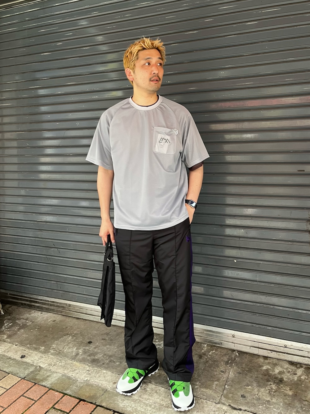 グレー系のTシャツ/カットソー、ブラック系のパンツ、ブラック系のショルダーバッグを着用したメンズの春コーディネートの1枚目の写真