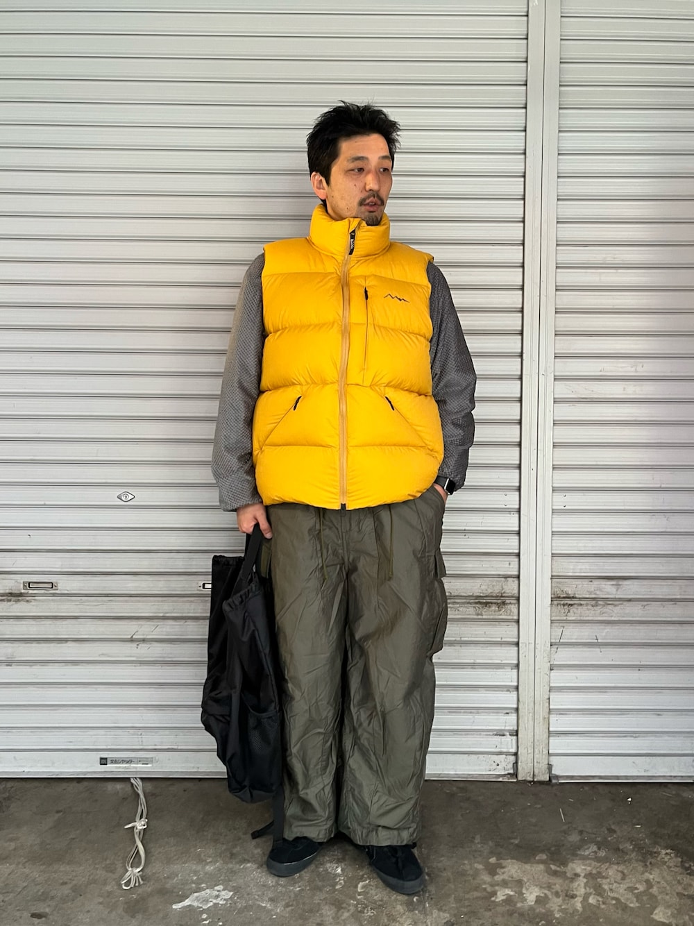 「ダウンベスト、ダウン、冬、冬コーデ、秋冬コーデ、ootd、アメカジコーデ、ミリタリー、ラフコーデ、お出かけコーデ、ファッションを楽しもう、ヒザデルパンツ、ワイドパンツ、BEAVER、ショルダーバッグ」｜「MANASTASHのMANASTASH/マナスタッシュ/M-RIP DOWN VEST/マイクロリップダウンベスト（ダウンベスト、イエロー系）」を使った、Funachangさん（メンズ・177cm）の冬コーディネートの1枚目の写真