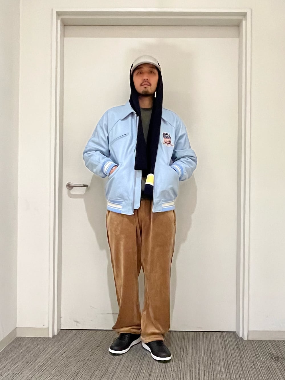 「レザージャケット、アメカジ、秋のコーデ、ストリート、イージーパンツ、トラックパンツ、メンズコーデ、秋冬、秋冬コーデ、ファッションを楽しもう」｜「AVIREXのFIELD STAR / フィールドスター / AVIREX /アヴィレックス（スニーカー、ブラック系）」を使った、Funachangさん（メンズ・177cm）の秋コーディネートの1枚目の写真