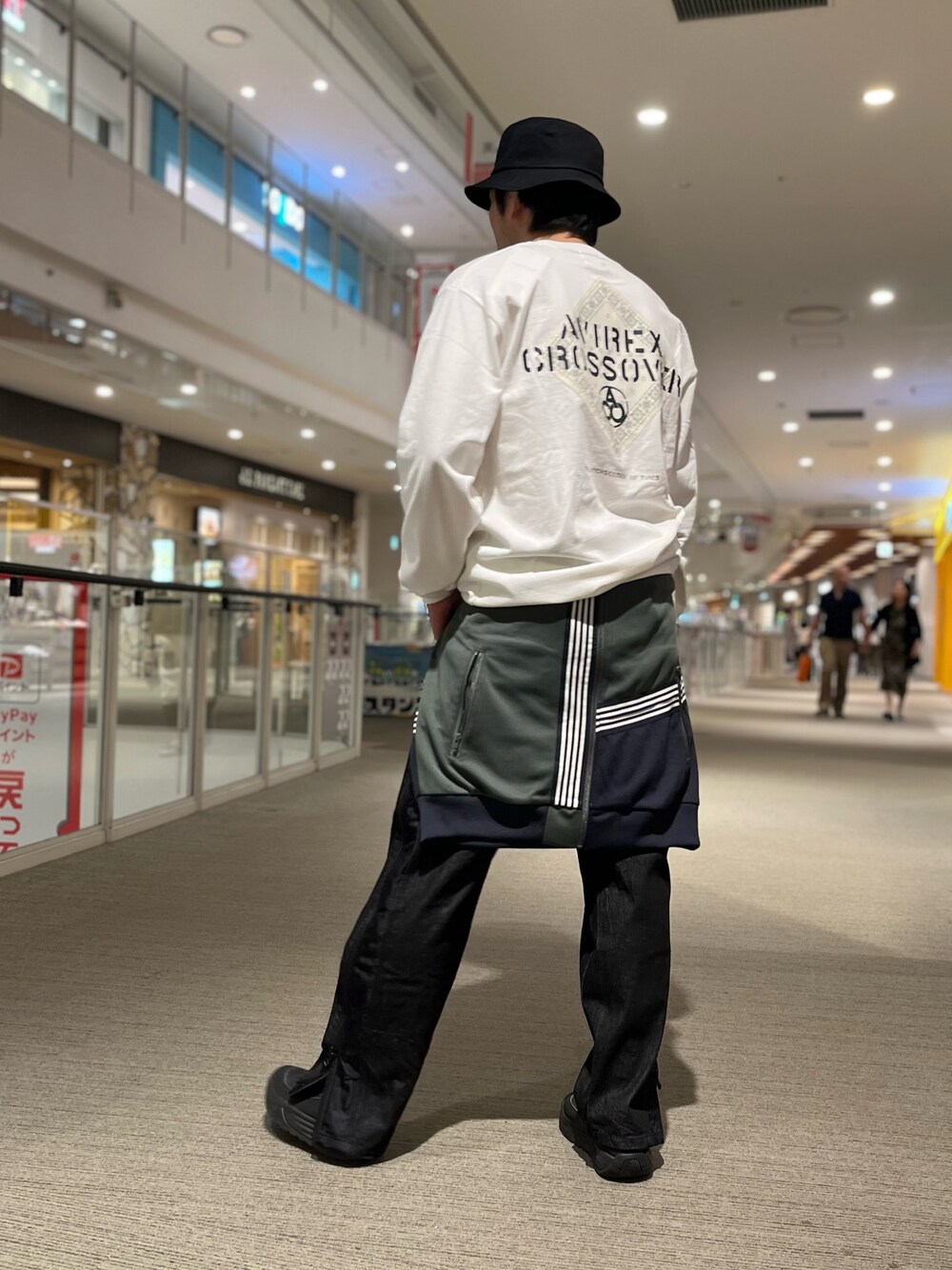 ブラック系のデニムパンツ、ブラック系のジャージ、ホワイト系のTシャツ/カットソーを着用したメンズの夏コーディネートの1枚目の写真