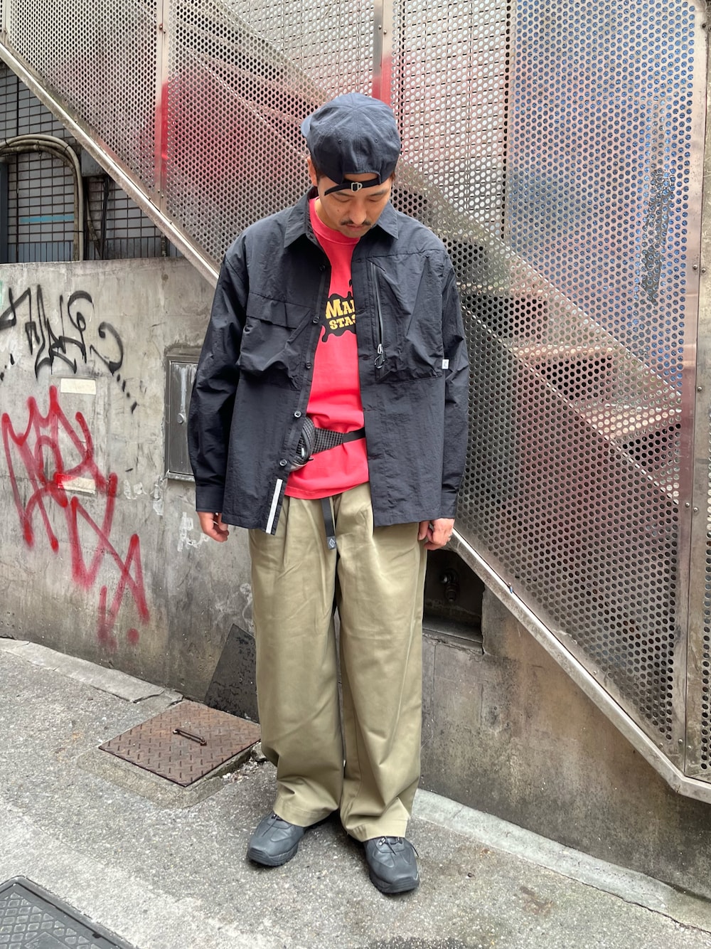 ブラック系のシャツ/ブラウス、ブラック系のその他パンツ、レッド系のTシャツ/カットソーを着用したメンズの秋コーディネートの1枚目の写真