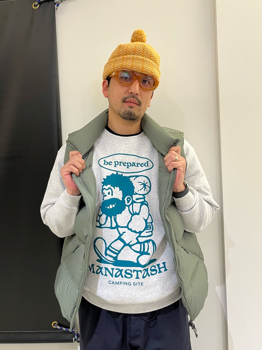 「冬コーデ、秋冬コーデ、ダウン、ダウンベスト、ラフ、スウェット、アメカジ、ストリート、レイヤードスタイル、お出掛けコーデ、ootd、ニット帽、ボンボンニット帽、BEAVER、MANASTASH」｜「MANASTASHのMANASTASH/マナスタッシュ/CREW SWEAT BE PREPARED（スウェット、グレー系）」を使った、Funachangさん（メンズ・177cm）の冬コーディネートの1枚目の写真