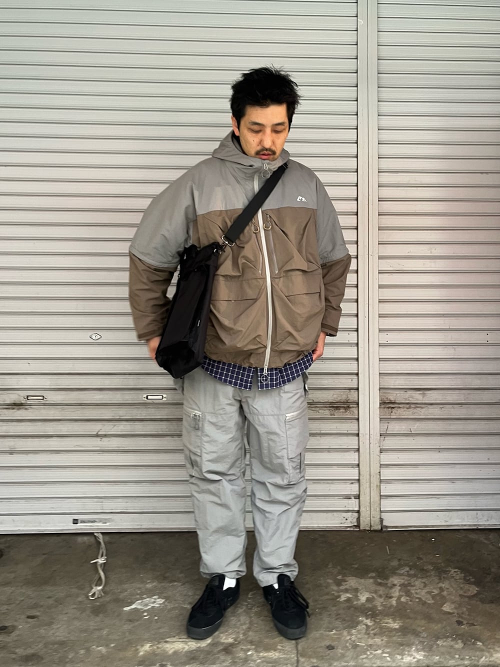 「ナイロンジャケット、マウンテンパーカー、秋冬コーデ、春コーデ、お出かけコーデ、キャンプ、アウトドア、ootd、セットアップ、ナイロンパンツ、今日のコーデ、グレー、ワントーン、ビーバー(BEAVER)」｜「PACKINGのPACKING/パッキング　別注HELMET BAG ヘルメットバッグ（ショルダーバッグ、ブラック系）」を使った、Funachangさん（メンズ・177cm）の冬コーディネートの1枚目の写真
