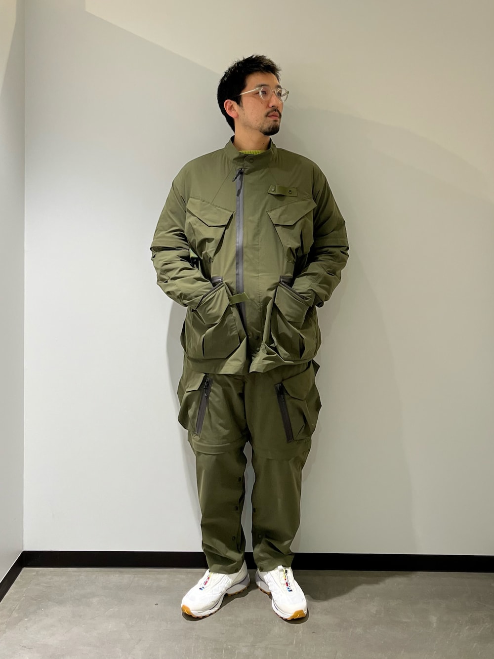 「春、春服デビュー宣言、セットアップ、スニーカー、白スニーカー、今日のコーデ、アウトドアスタイル、春服みてみて、30代コーデ、BEAVER」｜「MANASTASHのMANASTASH/マナスタッシュ/EXTRA MILE INFINITY JKT（ミリタリージャケット、グリーン系）」を使った、Funachangさん（メンズ・177cm）の春コーディネートの1枚目の写真