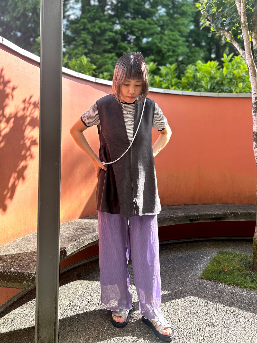 「楽チンコーデ、大人コーデ、大人かわいい、着回しコーデ、カラーコーデ、ママファッション、イージーパンツ、パープル、ベスト、イエベ」｜「LOWRYS FARMのアイテム（ベスト、グレー系）」を使った、nozomiさん（骨格ストレート・レディース・156cm）の夏コーディネートの1枚目の写真