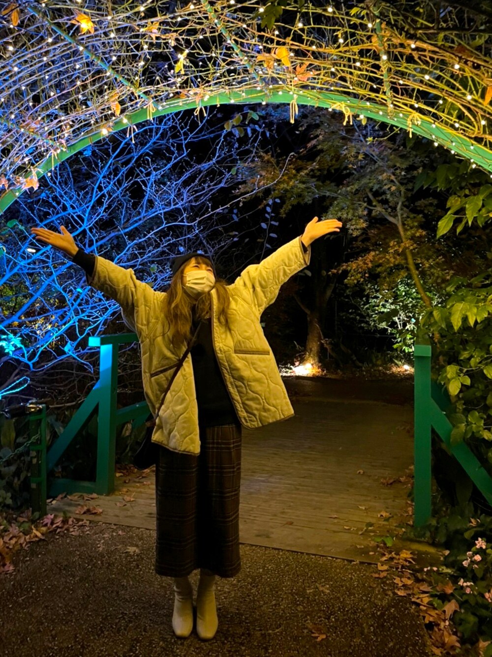 ホワイト系のブルゾン、ブラウン系のスカート、ホワイト系のブーツを着用したレディースの冬コーディネートの1枚目の写真