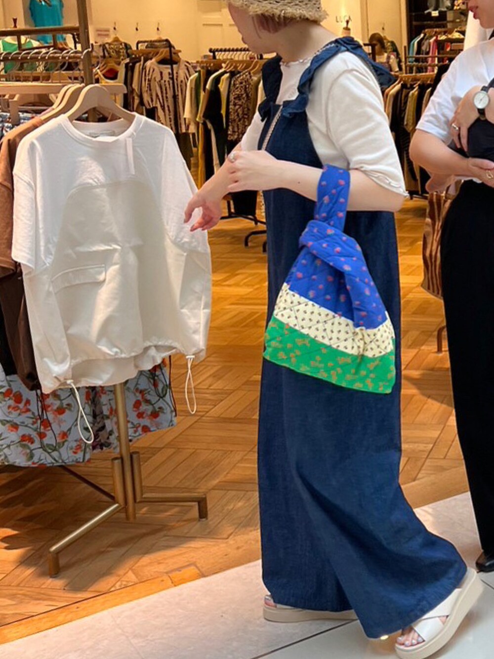 「ショッピング、オールインワン、デニム、オトナ女子、カジュアル、オトナカワイイ、骨格ストレート、低身長、夏服、ハット、厚底サンダル、お気に入りコーデ」｜「LOWRYS FARMのカンドウフィットクロス　177266（サンダル、ホワイト系）」を使った、nozomiさん（骨格ストレート・レディース・156cm）の春コーディネートの1枚目の写真