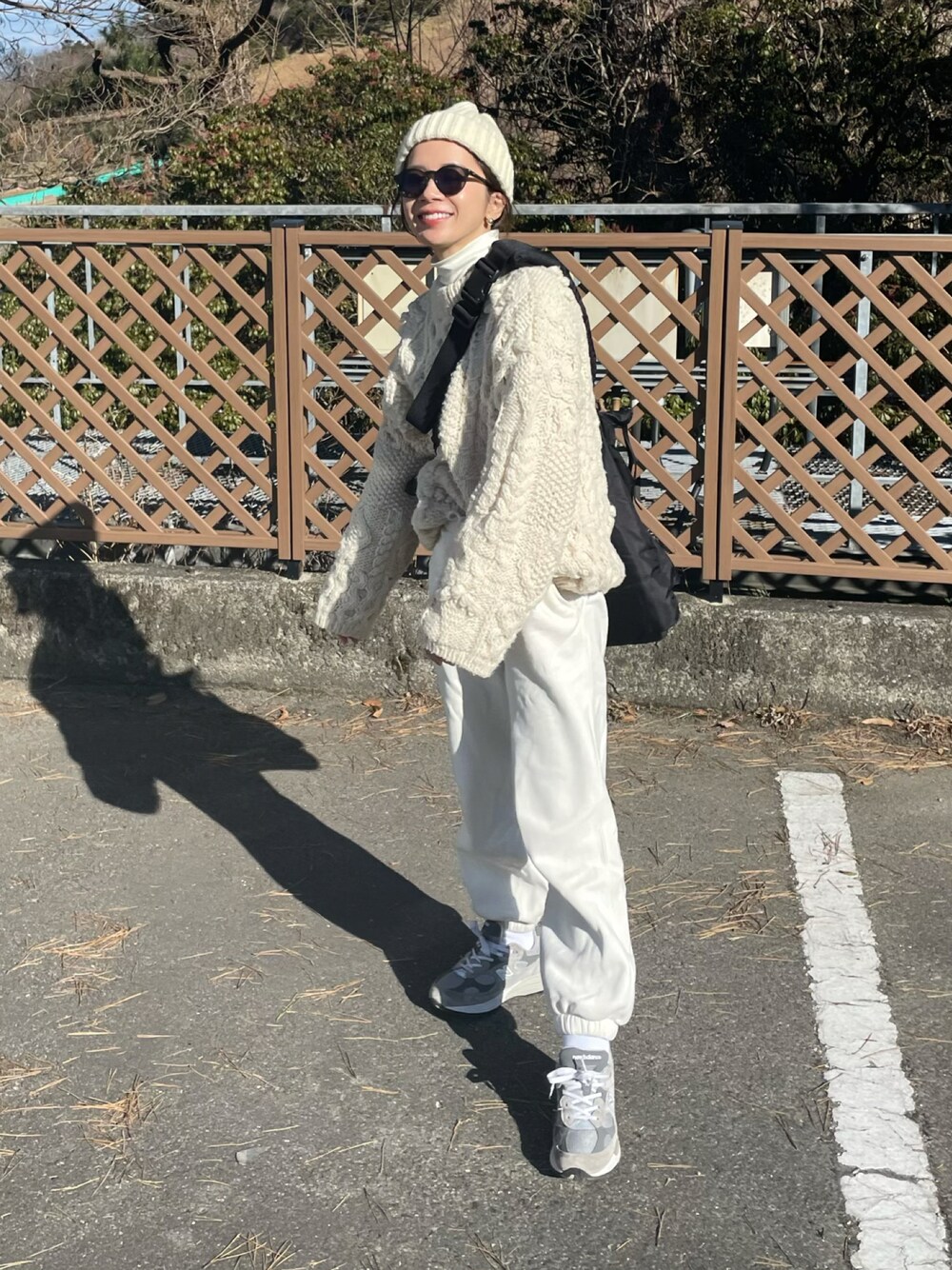 「レイヤードスタイル、オールホワイト、冬コーデ、スニーカー、今日のコーデ、アランニット、ニット帽、おでかけコーデ、モノトーン」｜「Spick & Spanの【CLIPPER CASUALS】 Bob cap ニットキャップ（ニットキャップ/ビーニー、ホワイト系）」を使った、miisuuzuukiiさん（レディース・162cm）の冬コーディネートの1枚目の写真