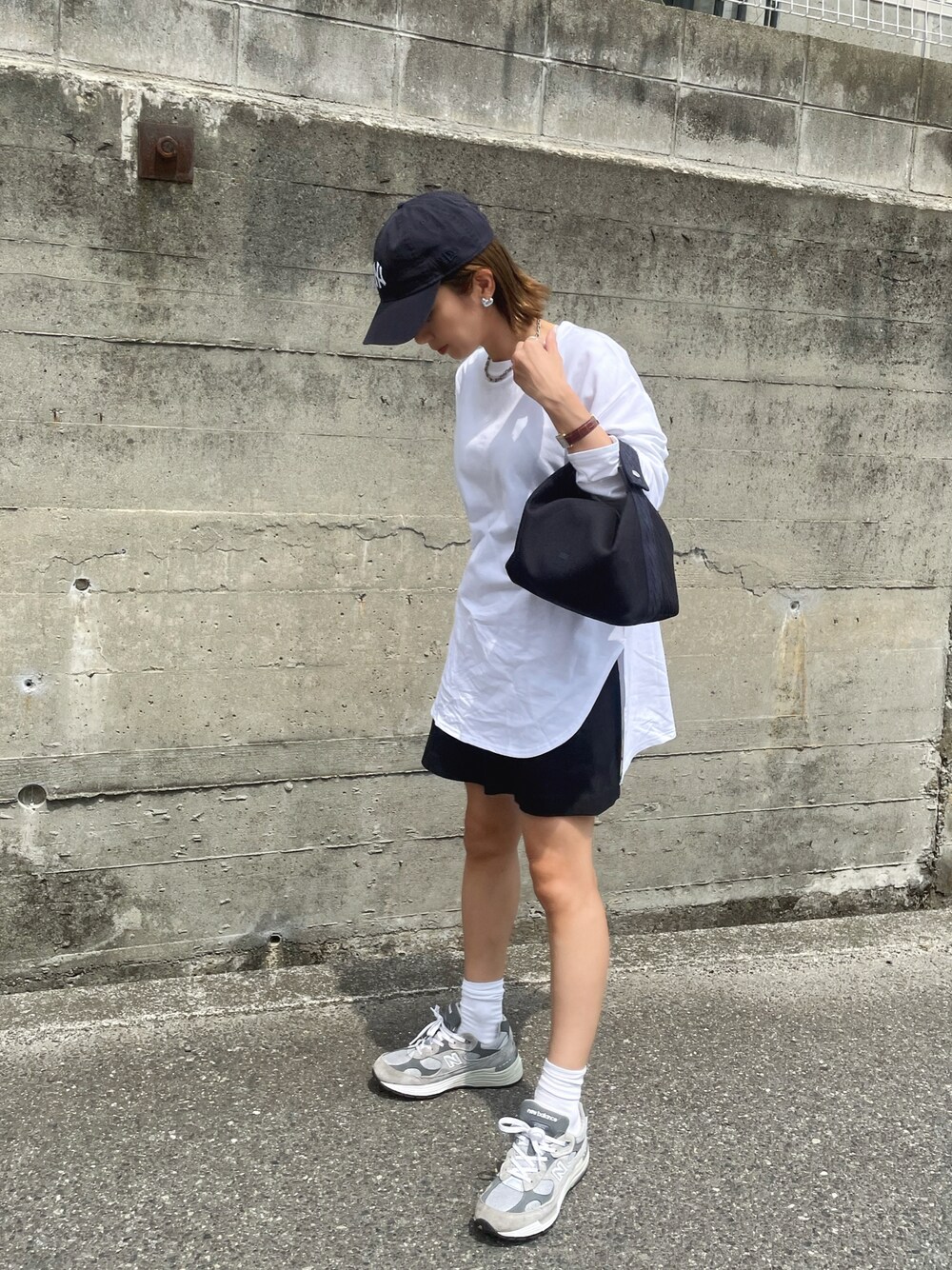 ホワイト系のTシャツ/カットソー、グレー系のスニーカー、ブラック系のその他パンツを着用したレディースの夏コーディネートの1枚目の写真