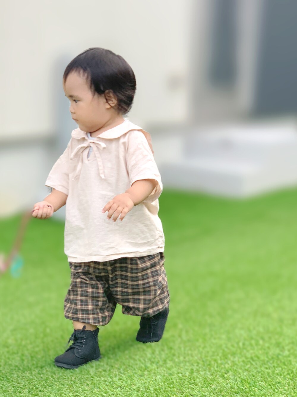 「むすこーで、男の子コーデ、秋コーデ、休日コーデ、チェック、秋のコーデ、秋服、グリーン、韓国子供服、ブーツ、秋トレンド2021、セーラーカラー、チェックパンツ、プチプラ」｜「韓国子供服のブランド不明（トップス、ホワイト系）」を使った、kuruさん（キッズ・80cm）の秋コーディネートの1枚目の写真
