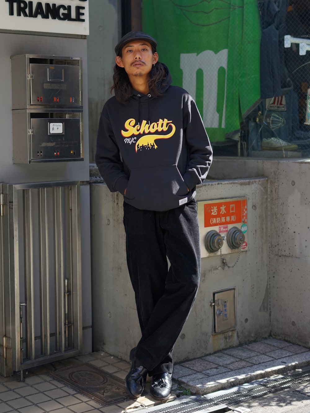 「WEARハロウィン2022、休日コーデ、大人コーデ、おしゃれさんと繋がりたい、メンズファッション、秋、秋のコーデ、ワントーンコーデ、パーカー、ラフ、シンプルスタイル、黒、SCHOTT」｜「schottのSchott/ショット/DOWNTOWN LOGO HOODIE/ダウンタウンロゴ　パーカー（パーカー、ブラック系）」を使った、Renさん（メンズ・176cm）の秋コーディネートの1枚目の写真