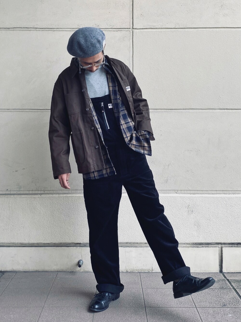「だから秋服が好き、オーバーオール、メガネ男子、ブラウン、秋コーデ、チェック、カバーオール、レイヤードスタイル、ベレー帽、ベレー帽×メガネ、休日スタイル、革靴コーデ、タートルネック、秋冬コーデ、SCHOTT」｜「THE H.W. DOG & CO. のBASIC BERET（ハンチング/ベレー帽、グレー系）」を使った、Renさん（メンズ・176cm）の秋コーディネートの1枚目の写真