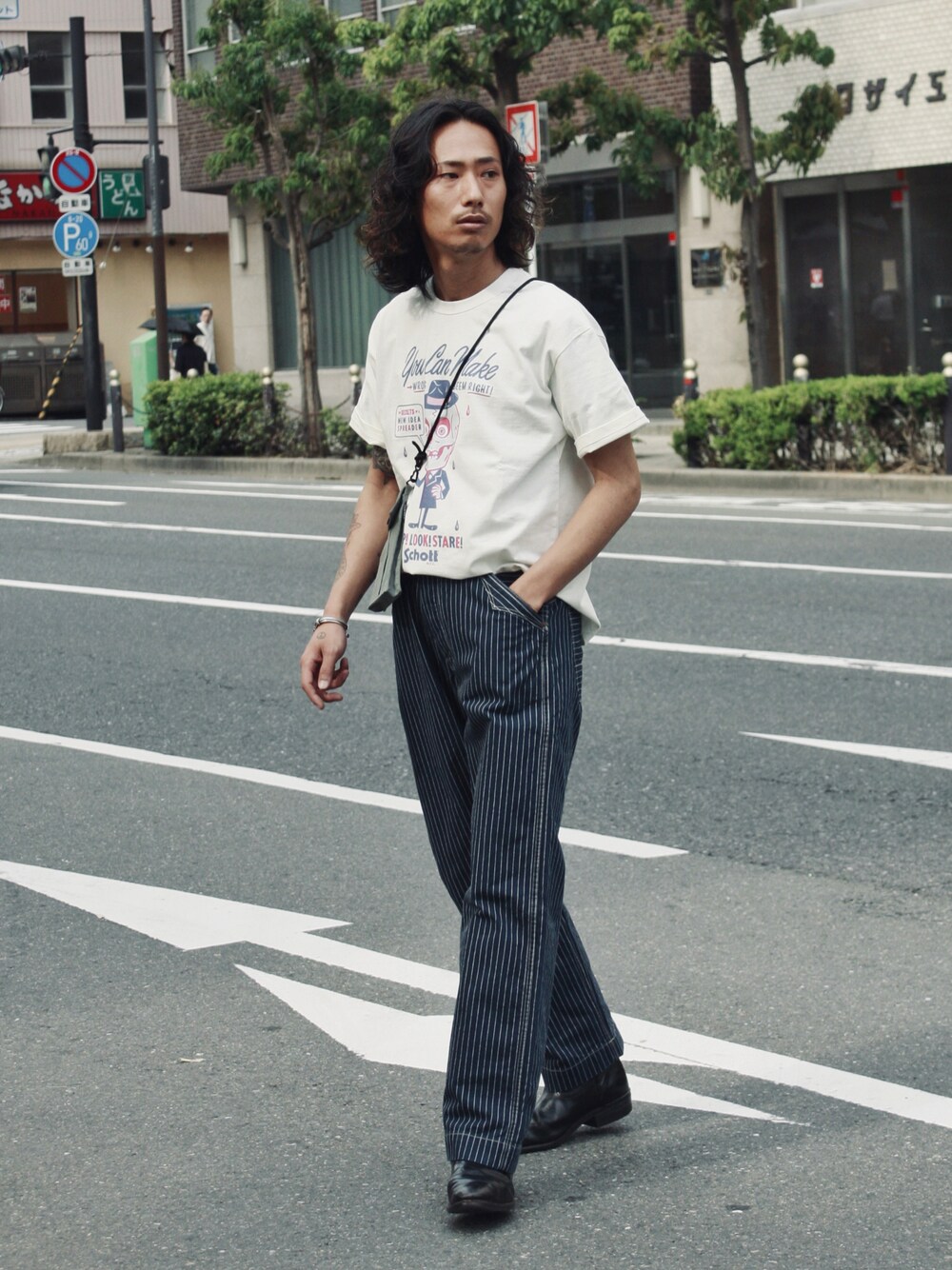 「FUDGEBOYのトラッドスタイル、休日スタイル、白Tシャツ、夏、プリントT、タックイン、ストライプパンツ、サコッシュ、ポーチ、ミニバッグ、ゆるコーデ、ブーツスタイル、革靴コーデ、SCHOTT」｜「schottのSchott/ショット/SKULL MOTIF T-SHIRT/スカル Tシャツ（Tシャツ/カットソー、ホワイト系）」を使った、Renさん（メンズ・176cm）の春コーディネートの1枚目の写真