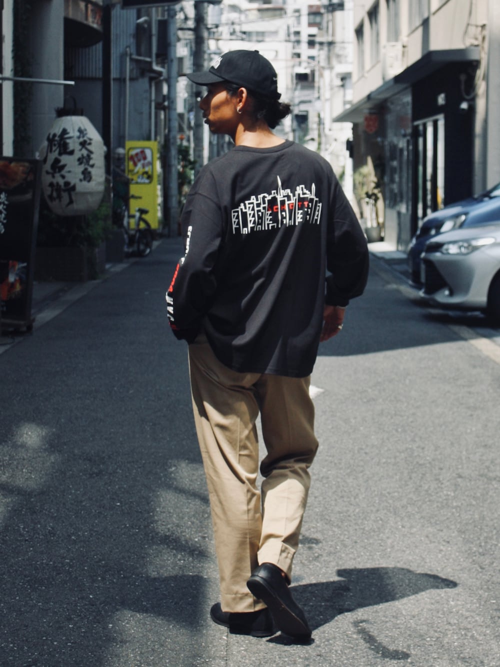 「真夏のアクティブスタイル、夏、シンプル、オトナカジュアル、メンズコーデ、黒Tシャツ、ブラック、おしゃれさんと繋がりたい、マンハッタンポーテージ、Manhattan Portage、キャップコーデ、SCHOTT」｜「schottのSchott/ショット/xManhattan Portage/マンハッタンポーテージ/6PANEL EMBROIDERY CAP/6パネル 刺繍キャップ（キャップ、ブラック系）」を使った、Renさん（メンズ・176cm）の夏コーディネートの1枚目の写真