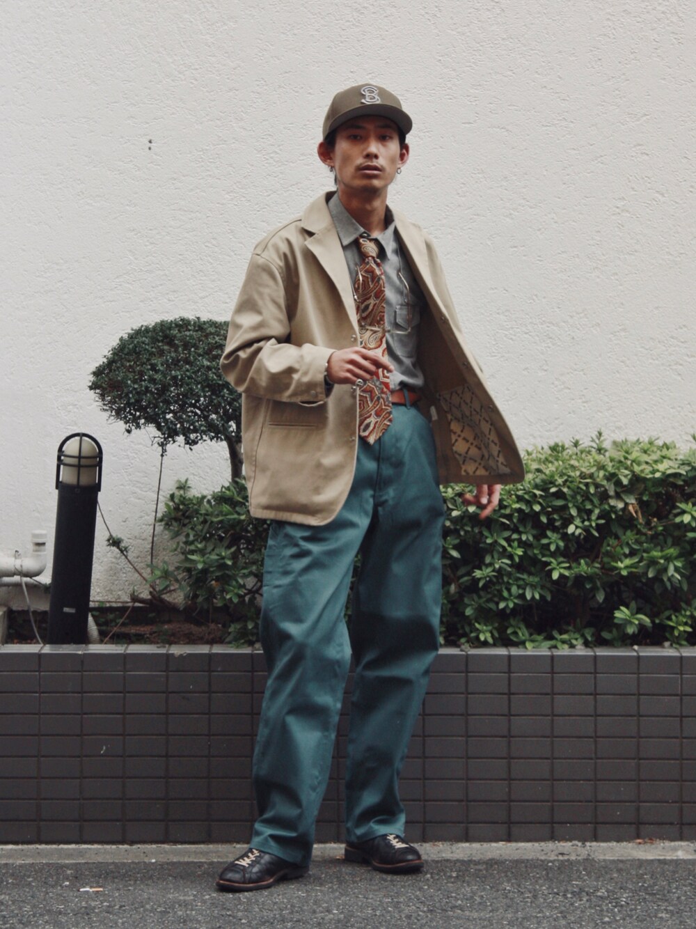 「春服みてみて、春コーデ、大人コーデ、オトナカジュアル、ニューエラ、NEWERA、キャップ、テーラードジャケット、シャツスタイル、タックイン、ペインターパンツ、ワークパンツ、編み上げブーツ、レースアップシューズ、SCHOTT」｜「schottのSchott×NEWERA/ショット×ニューエラ/9FIFTY SNAP BACK CAP TYPE 'SB'/ SBキャップ（キャップ、ブラック系）」を使った、Renさん（メンズ・176cm）の春コーディネートの1枚目の写真