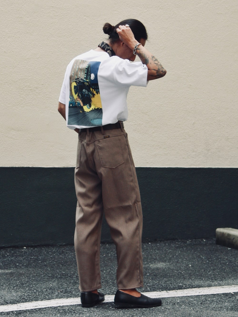 「ラフ、オトナカジュアル、夏だ！Tシャツ着よう！、休日コーデ、ストリートコーデ、タックインコーデ、タックイン、バンダナアレンジ、キャラクターT、marvel、スラックスパンツ、ローファー、SCHOTT」｜「WranglerのSchott/ショット/×Wrangler/ラングラー/WRANCHER WIDE DRESS PANTS/ランチャー ワイド ドレスパンツ（スラックス、ブラウン系）」を使った、Renさん（メンズ・176cm）の夏コーディネートの1枚目の写真