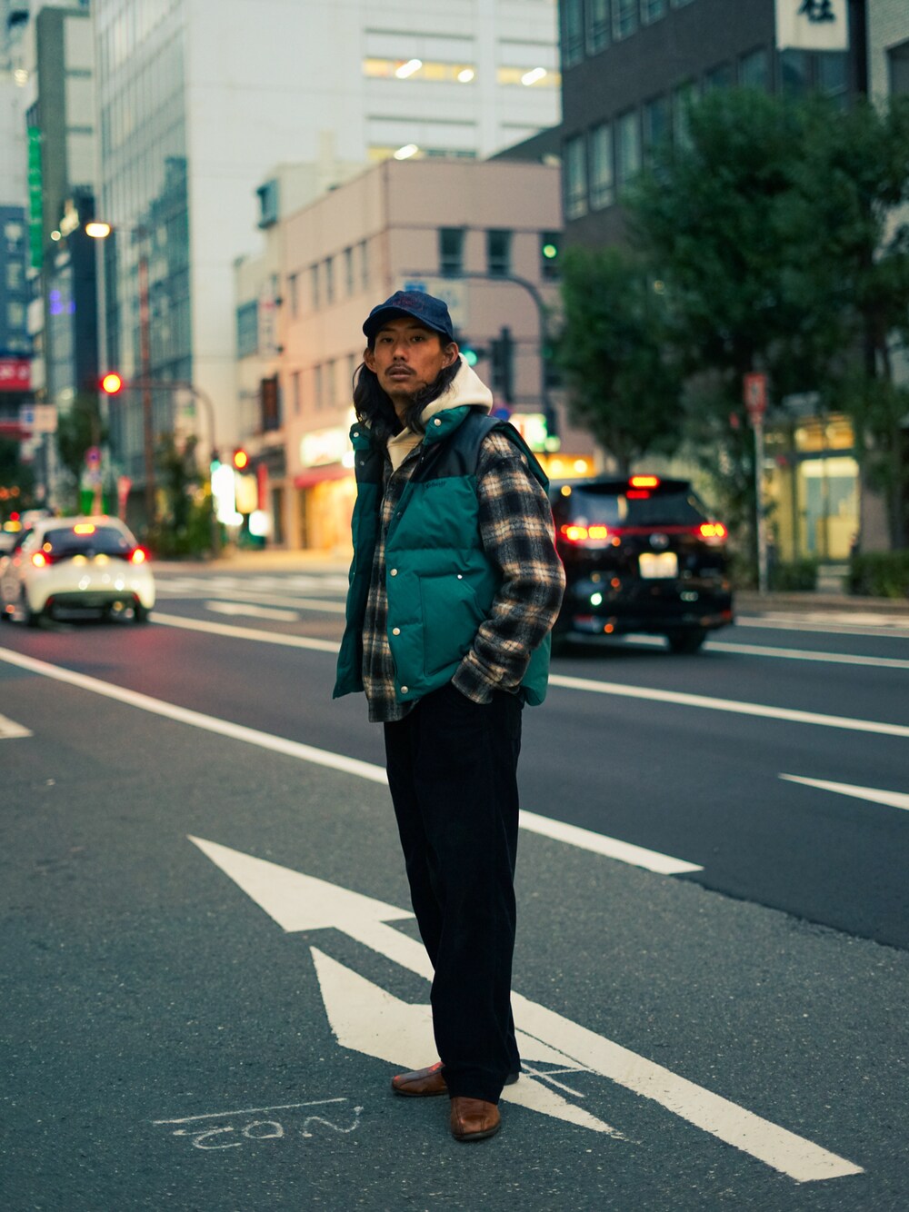 「クリスマスに着たい服、秋冬コーデ、オトナカジュアル、冬コーデ、休日スタイル、おしゃれさんと繋がりたい、メンズコーデ、パーカー、チェックシャツ、大学生コーデ、ネルシャツ、SCHOTT」｜「schottのSchott/ショット/LEATHER COMBI DOWN VEST/レザーコンビ　ダウンベスト（ダウンベスト、グリーン系）」を使った、Renさん（メンズ・176cm）の冬コーディネートの1枚目の写真