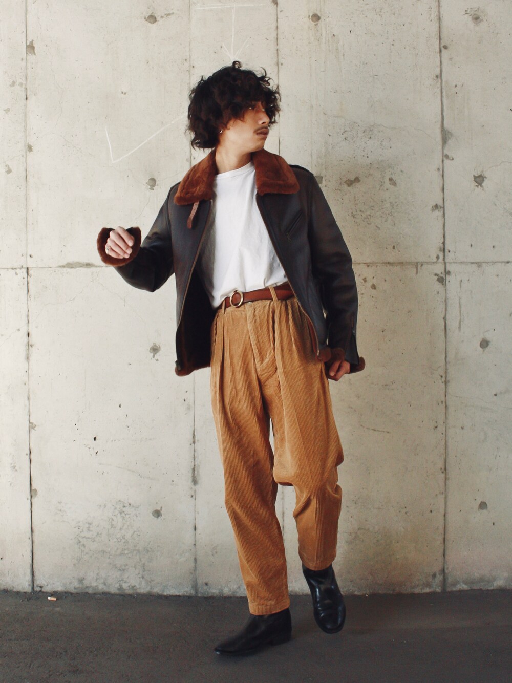 「オトナカジュアル、ワイドパンツ、私の推しブランド、ブラウン、ブラウンコーデ、ムートン、あったかコーデ、コーデュロイパンツ、タックインコーデ、革靴、ブーツ、ライダースジャケット、革ジャン、レザージャケット、SCHOTT」｜「schottのアイテム（ジャケット/アウター、ブラウン系）」を使った、Renさん（メンズ・176cm）の冬コーディネートの1枚目の写真