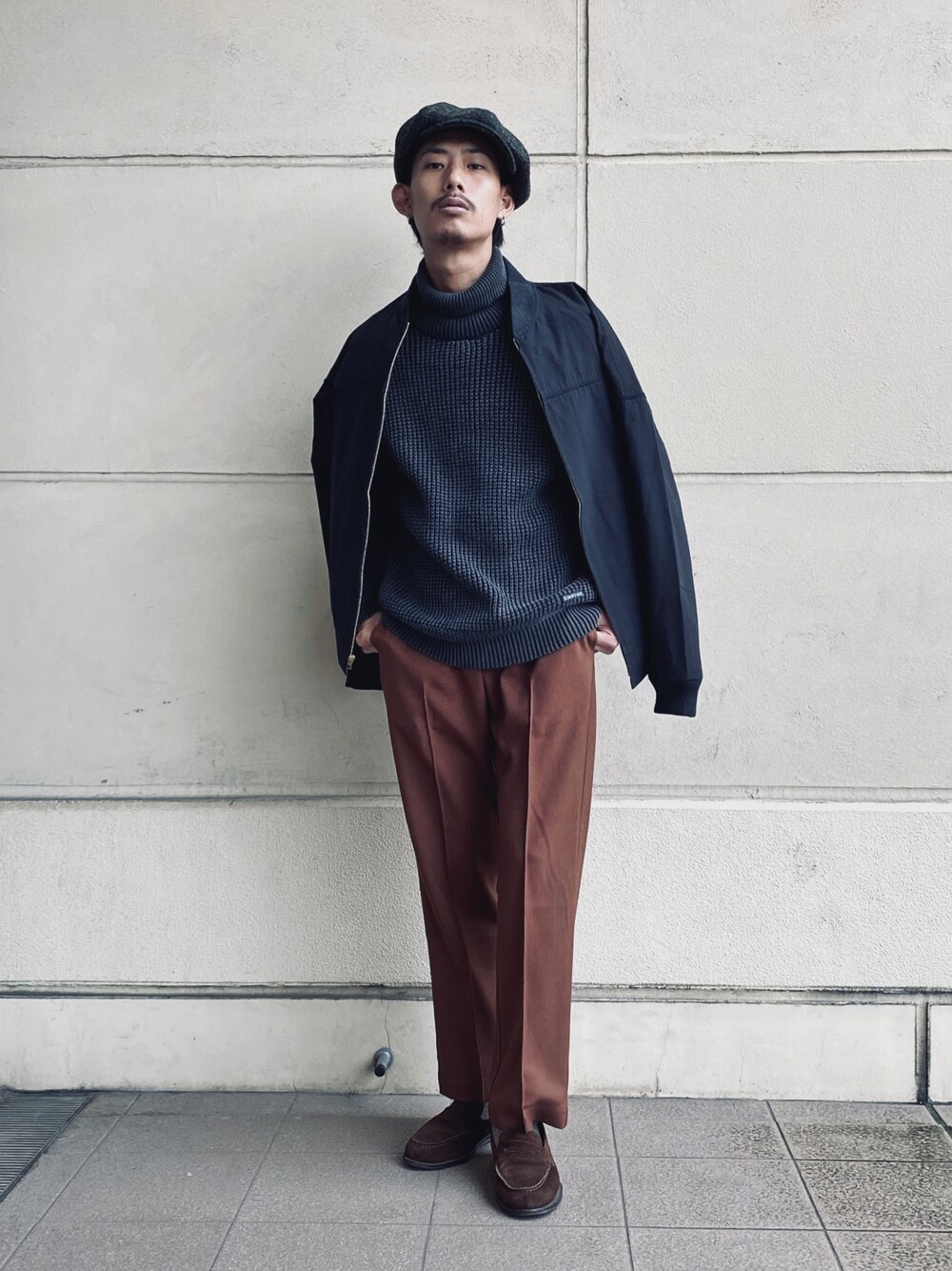 「スタジャン、MA-1、ローファー、スラックス、ケーブルニット、SCHOTT、キャスケット、タートルネック、大人カジュアル、ブラウン、革靴、ナイロンジャケット、秋冬コーデ、ハンチング帽、wearhalloween2021」｜「schottのSchott/ショット/DERBY JACKET/ダービージャケット（ブルゾン、ブラック系）」を使った、Renさん（メンズ・176cm）の秋コーディネートの1枚目の写真
