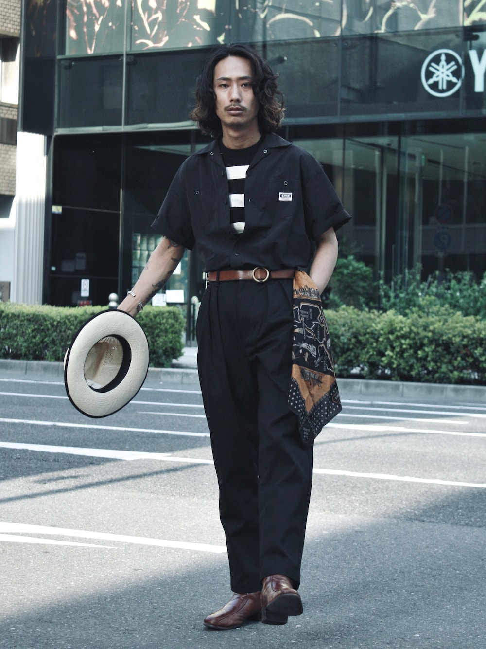 「お洒落さんとつながりたい、春服、メンズコーデ、大人カジュアル、きれいめカジュアル、ブラックコーデ、ブラック、タックインコーデ、半袖シャツ、開襟シャツ、ボーダー、チノパン、ハットコーデ、SCHOTT」｜「schottのSCH-T/C　WORK　SHIRT（シャツ/ブラウス、ブラック系）」を使った、Renさん（メンズ・176cm）の春コーディネートの1枚目の写真
